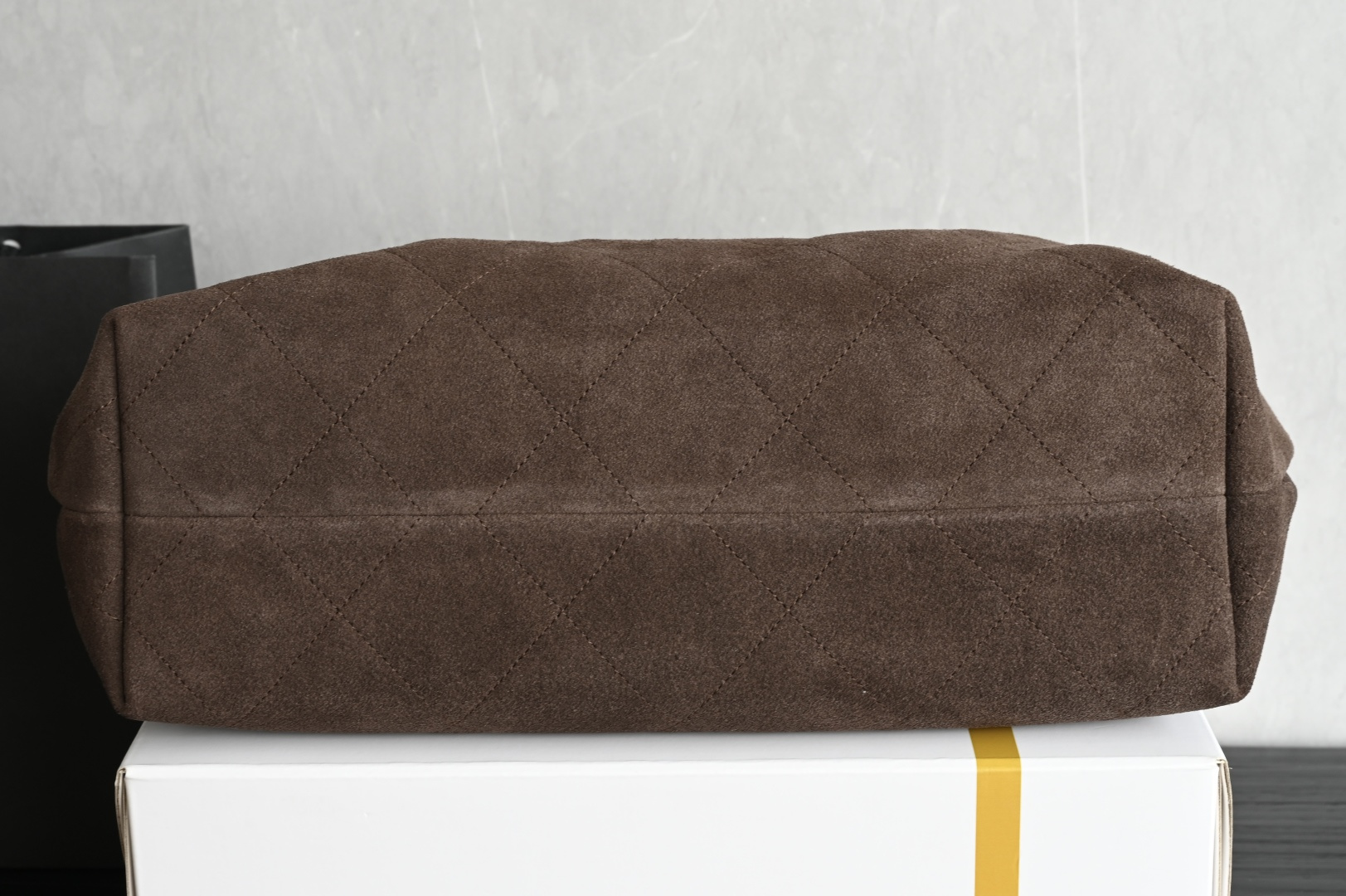 白金版▪️正品级 包装如图全新到货🆕𝗖𝗛𝗔𝗡𝗘* 𝟮𝟲𝗖系列𝟮𝟲𝗖 𝙃𝙤𝙗𝙤 中号 咖啡色五金：厚镀𝟤𝟦