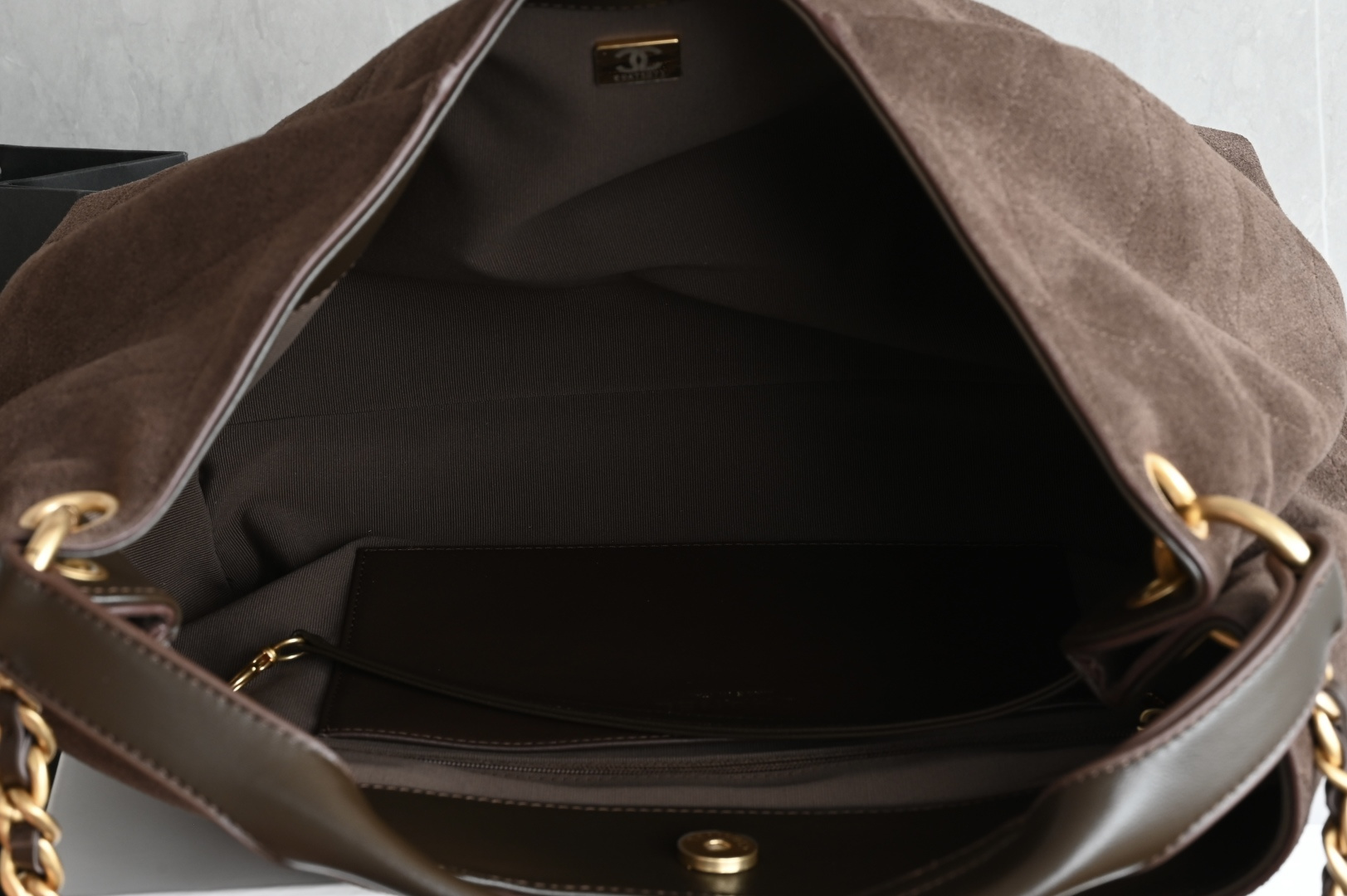 白金版▪️正品级 包装如图全新到货🆕𝗖𝗛𝗔𝗡𝗘* 𝟮𝟲𝗖系列𝟮𝟲𝗖 𝙃𝙤𝙗𝙤 中号 咖啡色五金：厚镀𝟤𝟦