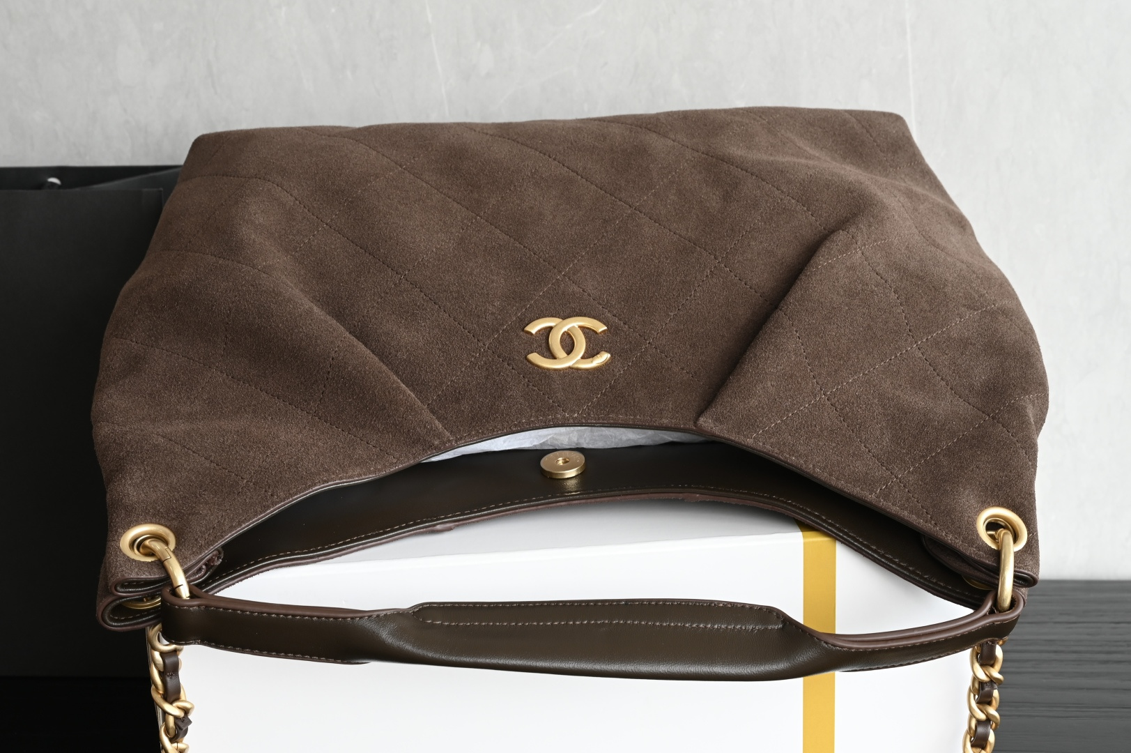 白金版▪️正品级 包装如图全新到货🆕𝗖𝗛𝗔𝗡𝗘* 𝟮𝟲𝗖系列𝟮𝟲𝗖 𝙃𝙤𝙗𝙤 中号 咖啡色五金：厚镀𝟤𝟦