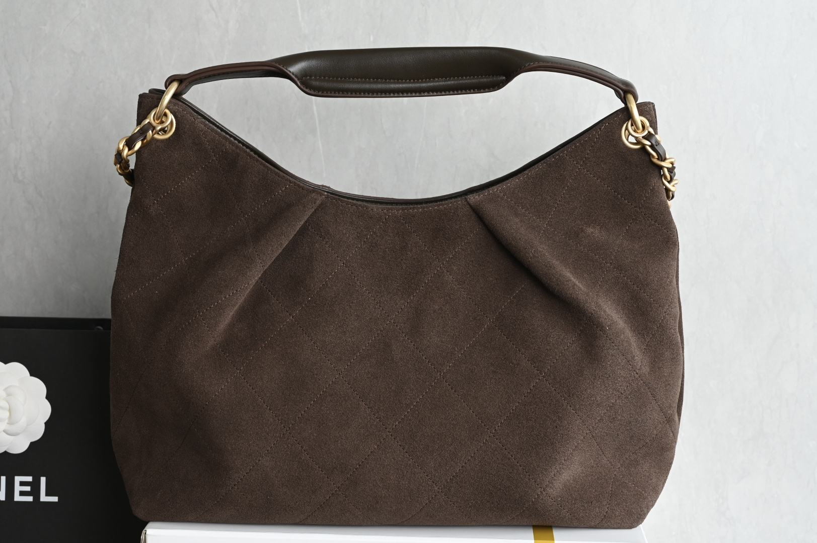 白金版▪️正品级 包装如图全新到货🆕𝗖𝗛𝗔𝗡𝗘* 𝟮𝟲𝗖系列𝟮𝟲𝗖 𝙃𝙤𝙗𝙤 中号 咖啡色五金：厚镀𝟤𝟦