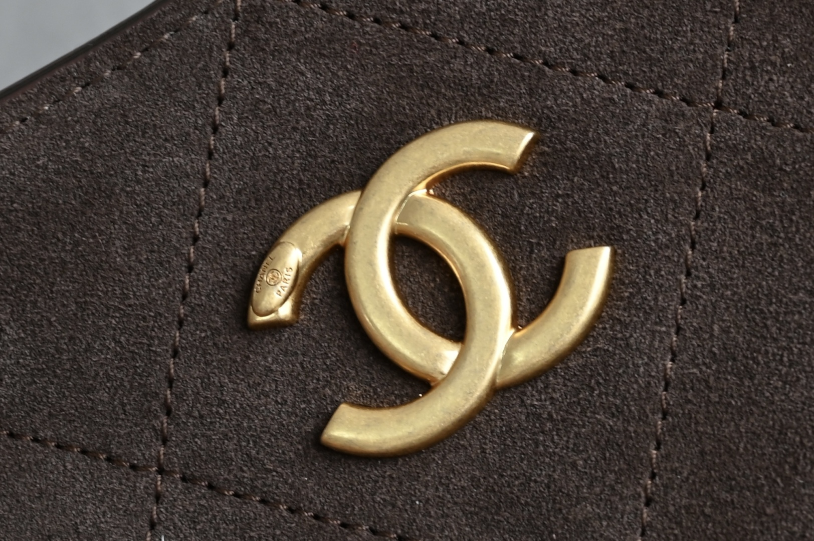 白金版▪️正品级 包装如图全新到货🆕𝗖𝗛𝗔𝗡𝗘* 𝟮𝟲𝗖系列𝟮𝟲𝗖 𝙃𝙤𝙗𝙤 小号 咖啡色五金：厚镀𝟤𝟦