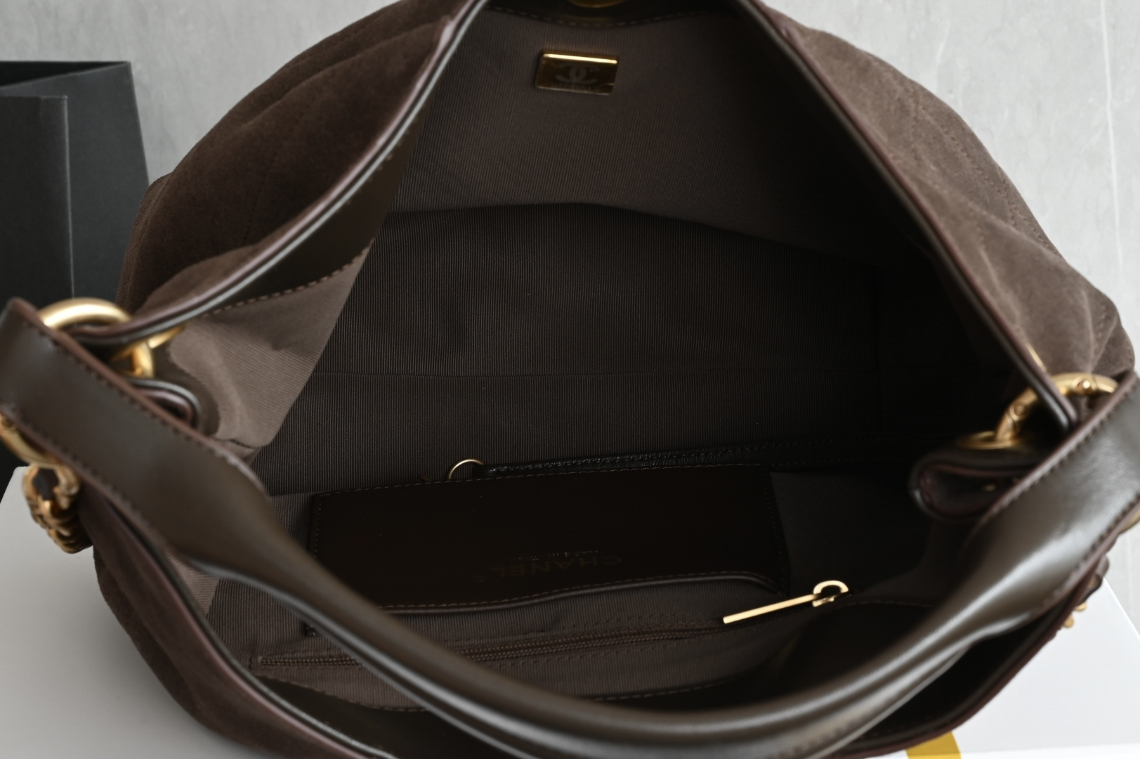 白金版▪️正品级 包装如图全新到货🆕𝗖𝗛𝗔𝗡𝗘* 𝟮𝟲𝗖系列𝟮𝟲𝗖 𝙃𝙤𝙗𝙤 小号 咖啡色五金：厚镀𝟤𝟦