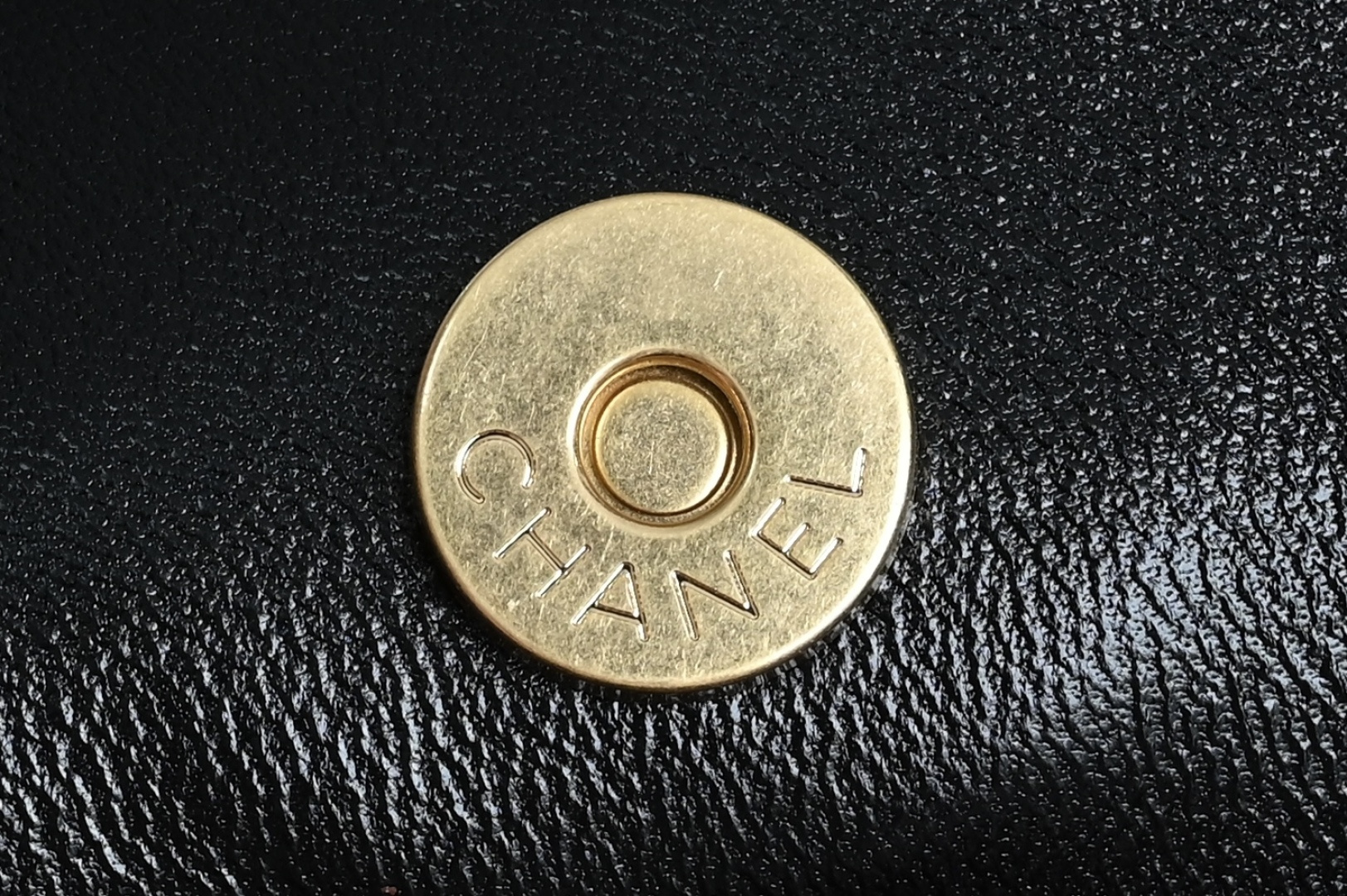 白金版▪️正品级 包装如图全新到货🆕𝗖𝗛𝗔𝗡𝗘* 𝟮𝟲𝗖系列𝟮𝟲𝗖 𝙃𝙤𝙗𝙤 中号 黑色五金：厚镀𝟤𝟦𝗄