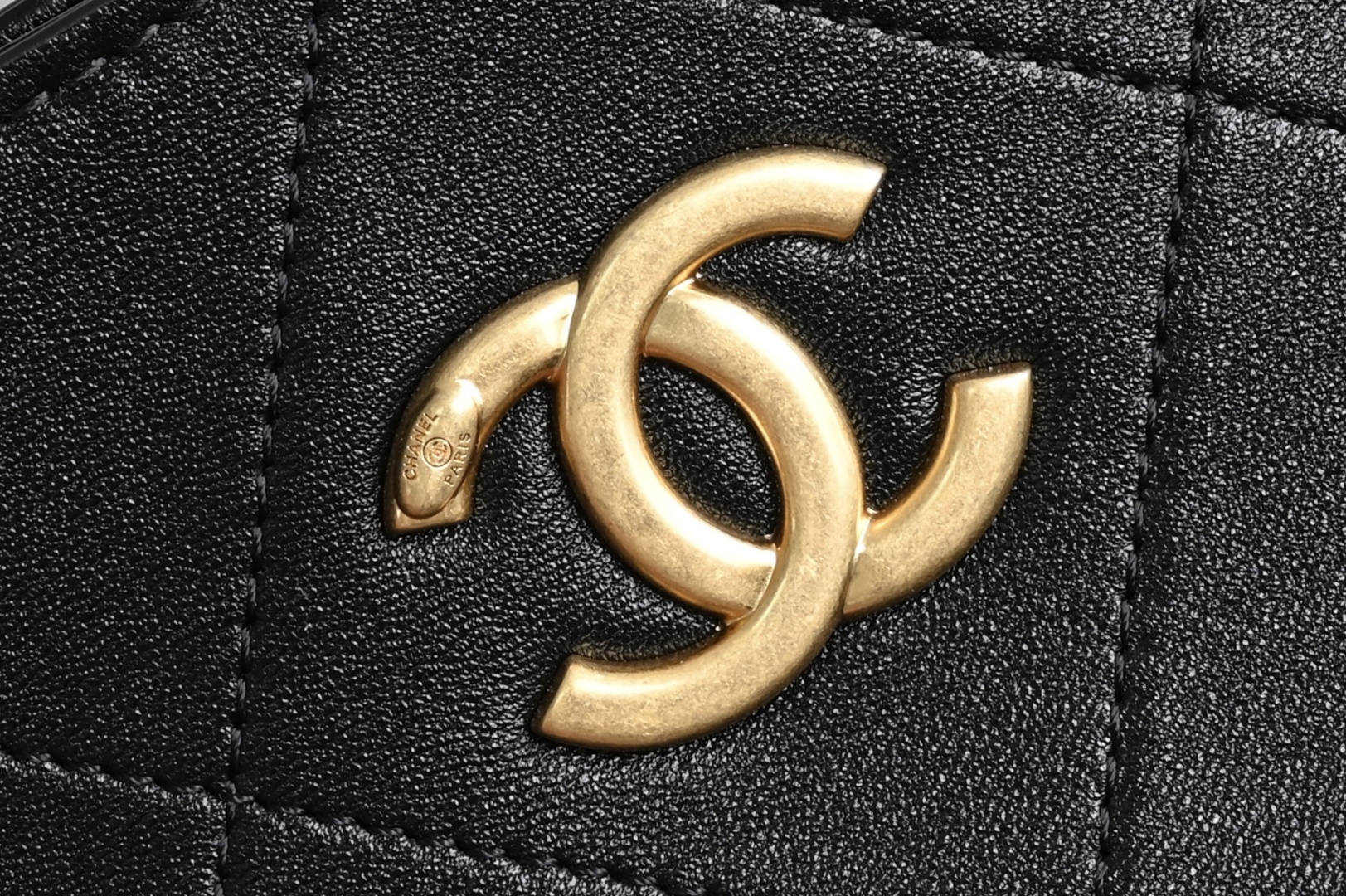 白金版▪️正品级 包装如图全新到货🆕𝗖𝗛𝗔𝗡𝗘* 𝟮𝟲𝗖系列𝟮𝟲𝗖 𝙃𝙤𝙗𝙤 中号 黑色五金：厚镀𝟤𝟦𝗄