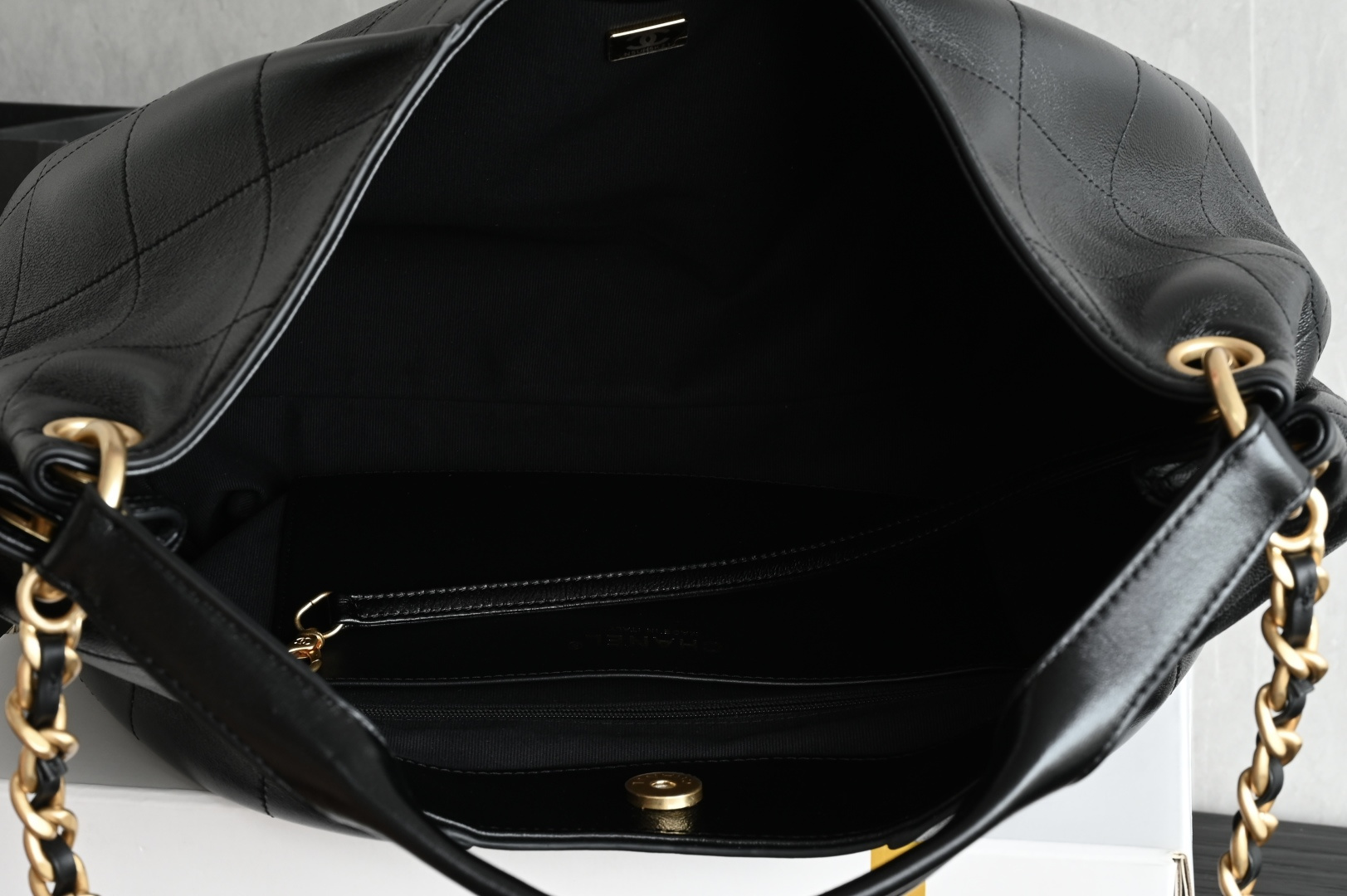 白金版▪️正品级 包装如图全新到货🆕𝗖𝗛𝗔𝗡𝗘* 𝟮𝟲𝗖系列𝟮𝟲𝗖 𝙃𝙤𝙗𝙤 中号 黑色五金：厚镀𝟤𝟦𝗄