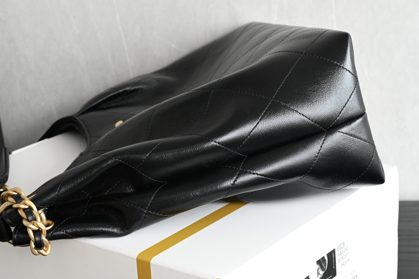 白金版▪️正品级 包装如图全新到货🆕𝗖𝗛𝗔𝗡𝗘* 𝟮𝟲𝗖系列𝟮𝟲𝗖 𝙃𝙤𝙗𝙤 中号 黑色五金：厚镀𝟤𝟦𝗄