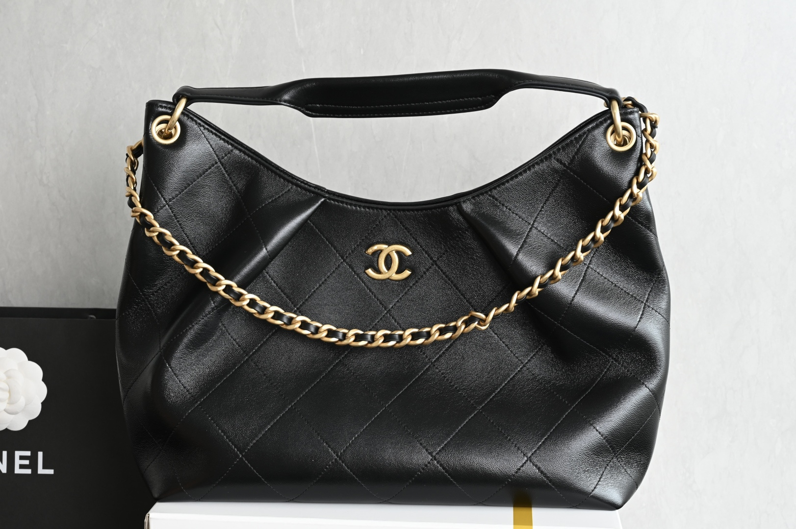 白金版▪️正品级 包装如图全新到货🆕𝗖𝗛𝗔𝗡𝗘* 𝟮𝟲𝗖系列𝟮𝟲𝗖 𝙃𝙤𝙗𝙤 中号 黑色五金：厚镀𝟤𝟦𝗄