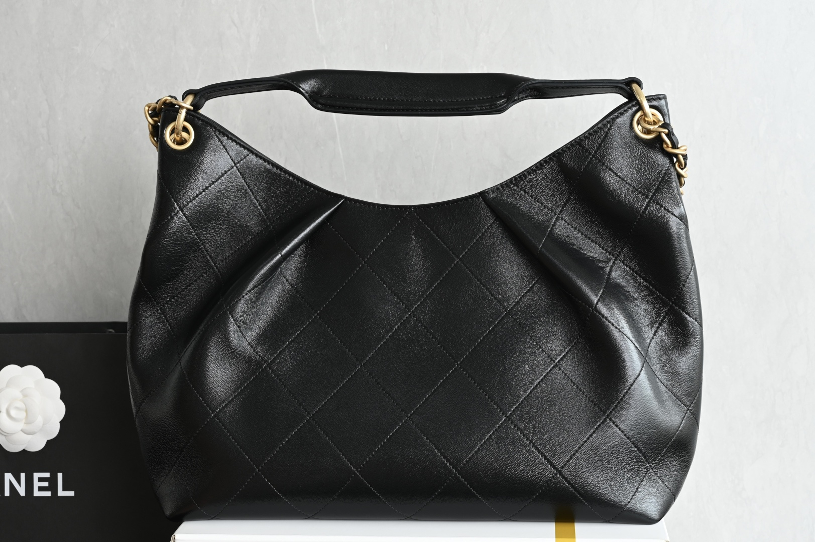 白金版▪️正品级 包装如图全新到货🆕𝗖𝗛𝗔𝗡𝗘* 𝟮𝟲𝗖系列𝟮𝟲𝗖 𝙃𝙤𝙗𝙤 中号 黑色五金：厚镀𝟤𝟦𝗄