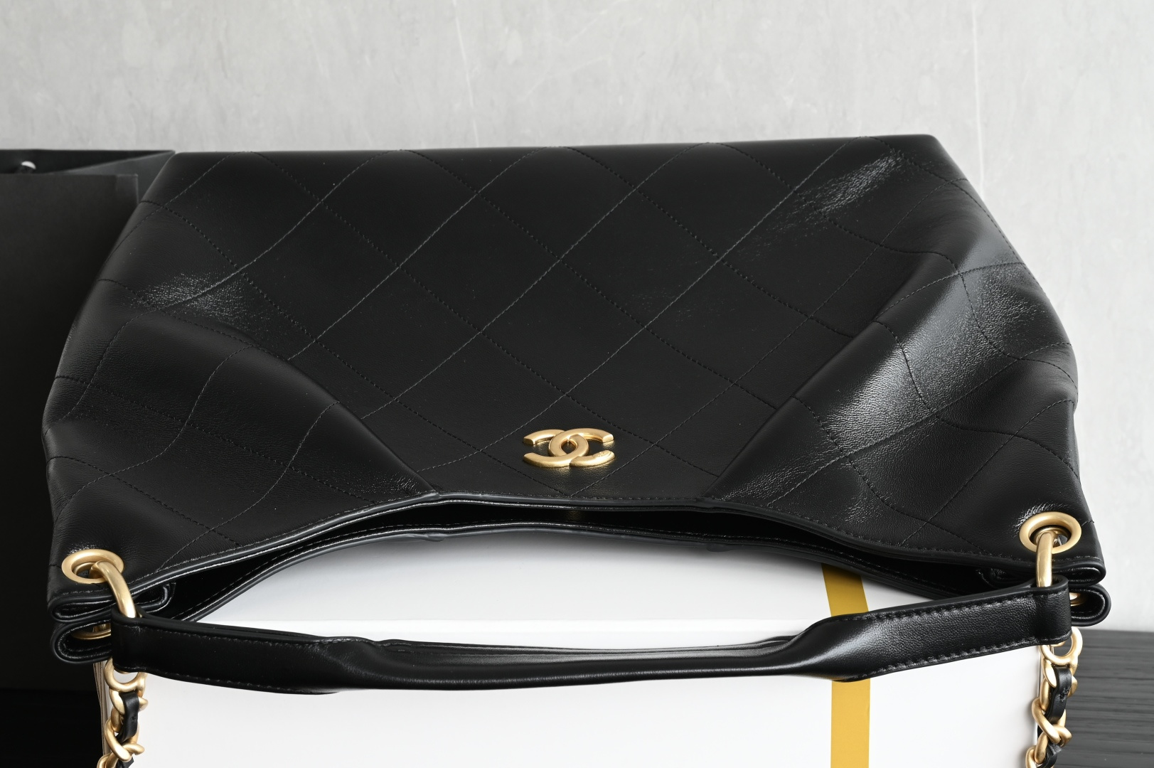 白金版▪️正品级 包装如图全新到货🆕𝗖𝗛𝗔𝗡𝗘* 𝟮𝟲𝗖系列𝟮𝟲𝗖 𝙃𝙤𝙗𝙤 中号 黑色五金：厚镀𝟤𝟦𝗄