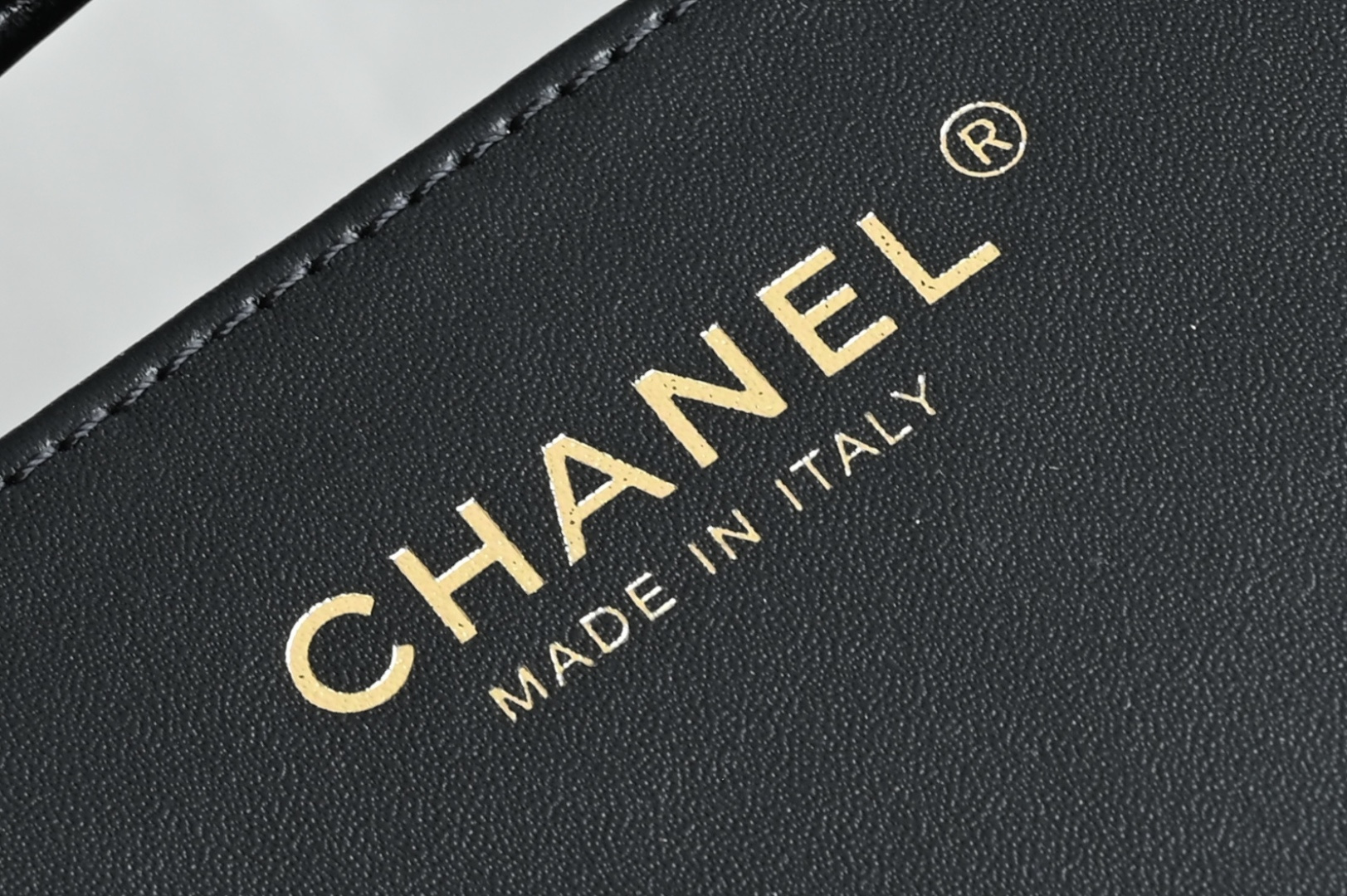 白金版▪️正品级 包装如图全新到货🆕𝗖𝗛𝗔𝗡𝗘* 𝟮𝟲𝗖系列𝟮𝟲𝗖 𝙃𝙤𝙗𝙤 中号 黑色五金：厚镀𝟤𝟦𝗄