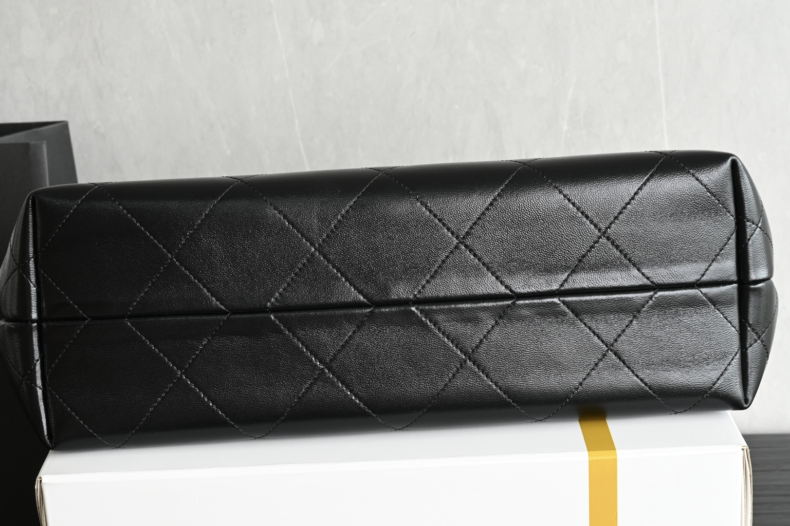 白金版▪️正品级 包装如图全新到货🆕𝗖𝗛𝗔𝗡𝗘* 𝟮𝟲𝗖系列𝟮𝟲𝗖 𝙃𝙤𝙗𝙤 中号 黑色五金：厚镀𝟤𝟦𝗄