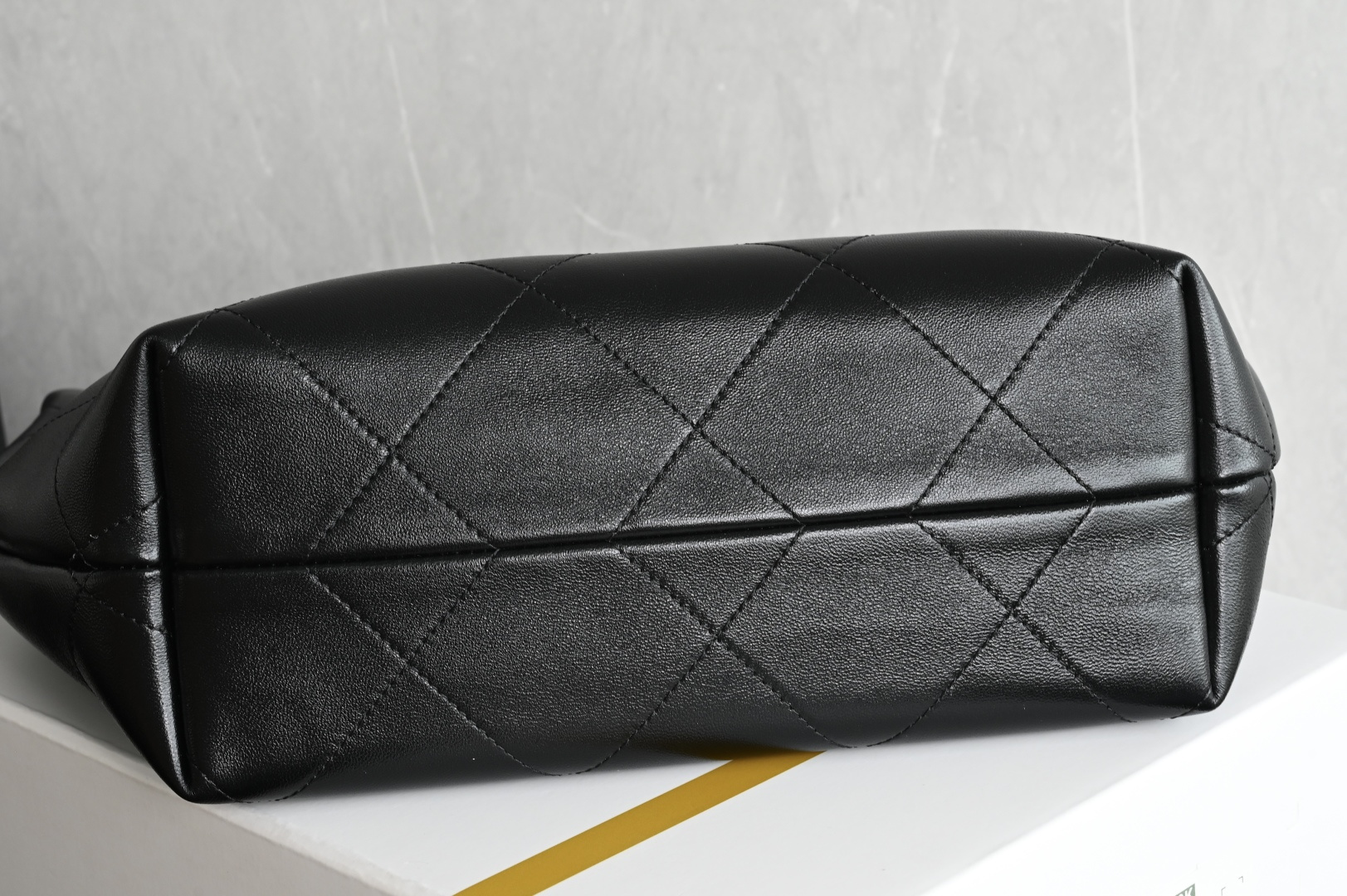 白金版▪️正品级 包装如图全新到货🆕𝗖𝗛𝗔𝗡𝗘* 𝟮𝟲𝗖系列𝟮𝟲𝗖 𝙃𝙤𝙗𝙤 小号 黑色五金：厚镀𝟤𝟦𝗄