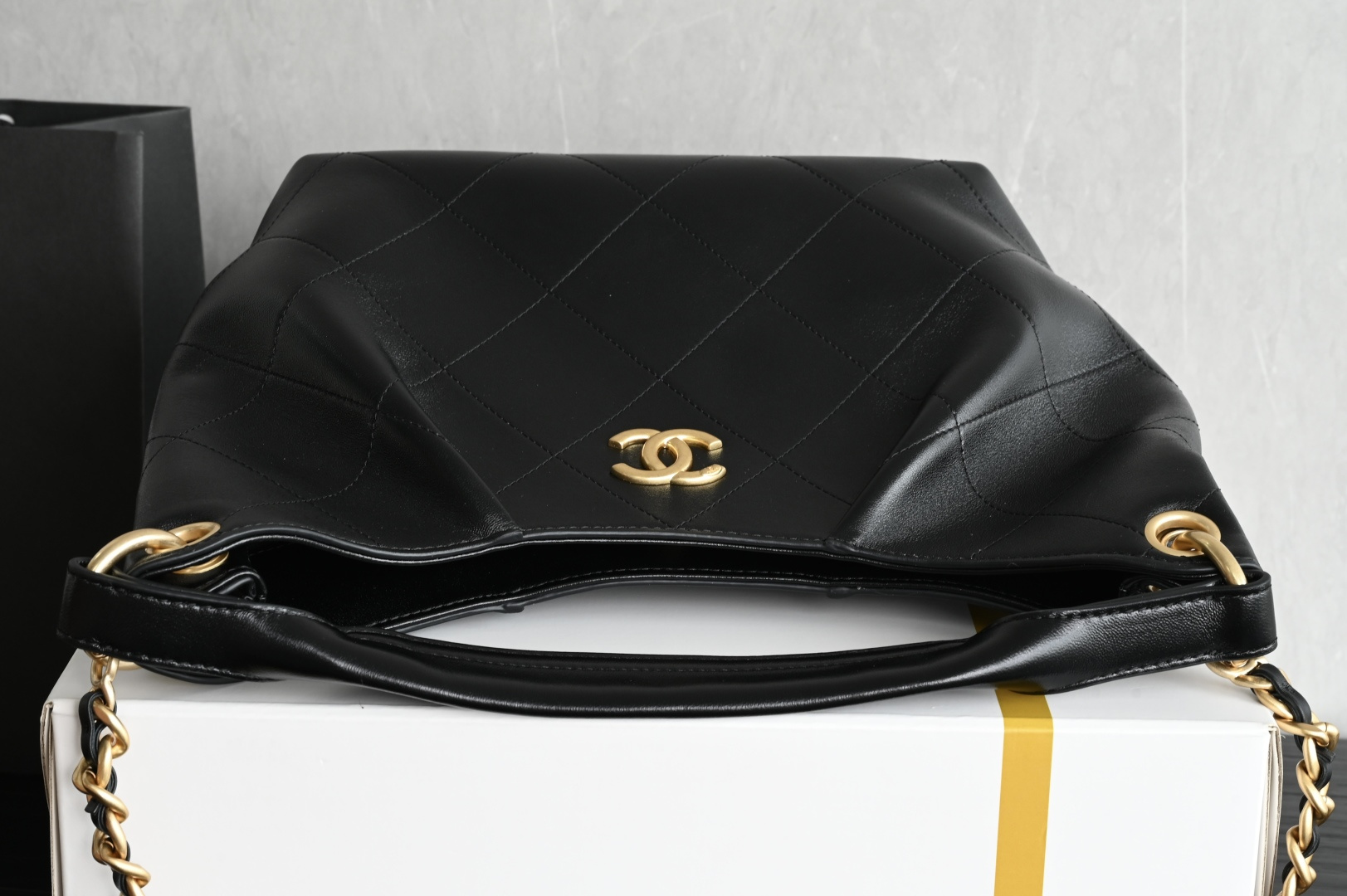 白金版▪️正品级 包装如图全新到货🆕𝗖𝗛𝗔𝗡𝗘* 𝟮𝟲𝗖系列𝟮𝟲𝗖 𝙃𝙤𝙗𝙤 小号 黑色五金：厚镀𝟤𝟦𝗄