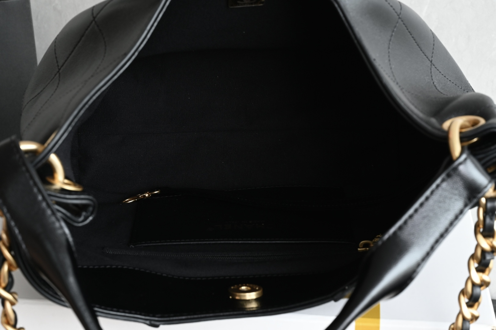 白金版▪️正品级 包装如图全新到货🆕𝗖𝗛𝗔𝗡𝗘* 𝟮𝟲𝗖系列𝟮𝟲𝗖 𝙃𝙤𝙗𝙤 小号 黑色五金：厚镀𝟤𝟦𝗄