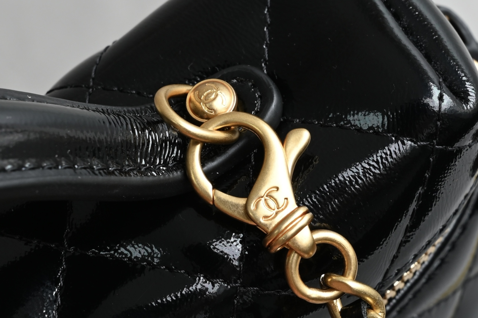 白金版▪️正品级 包装如图全新到货🆕𝗖𝗵𝗮𝗻𝗲𝟭 𝟮𝟲𝗖系列珍珠花扣𝗟𝗣饭盒包♥ 专柜售价𝟤𝟫𝟪𝟢𝟢𝗋𝗆