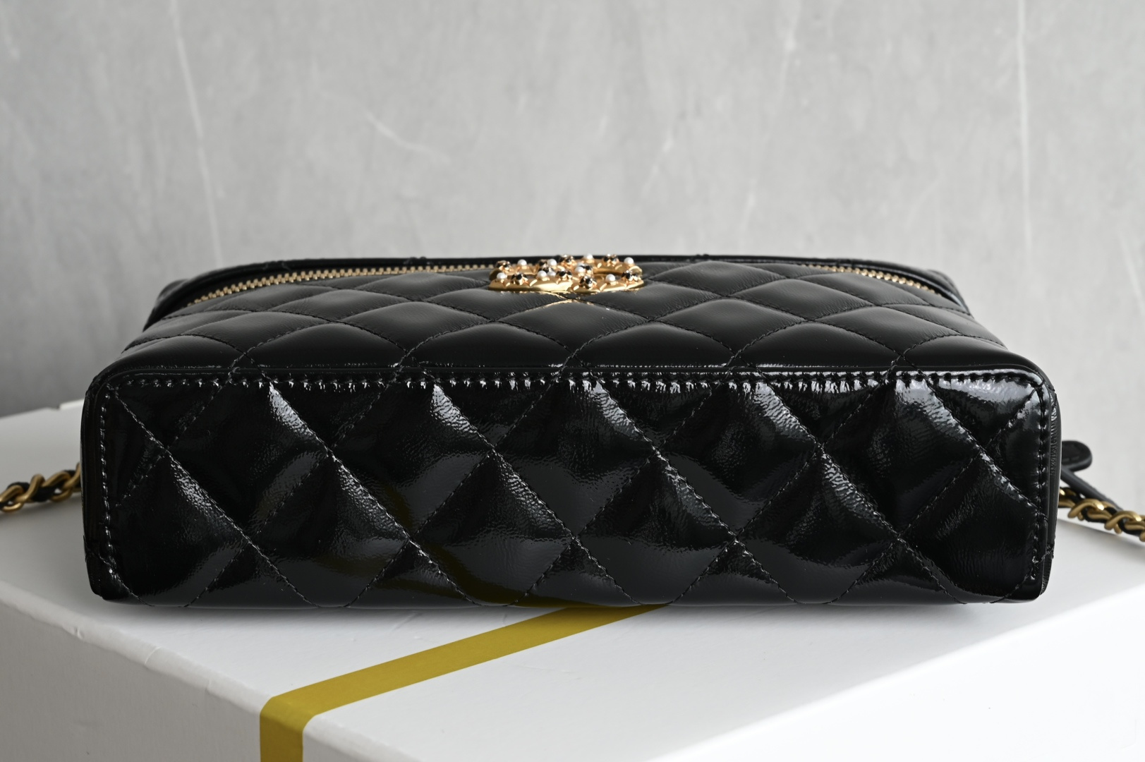 白金版▪️正品级 包装如图全新到货🆕𝗖𝗵𝗮𝗻𝗲𝟭 𝟮𝟲𝗖系列珍珠花扣𝗟𝗣饭盒包♥ 专柜售价𝟤𝟫𝟪𝟢𝟢𝗋𝗆