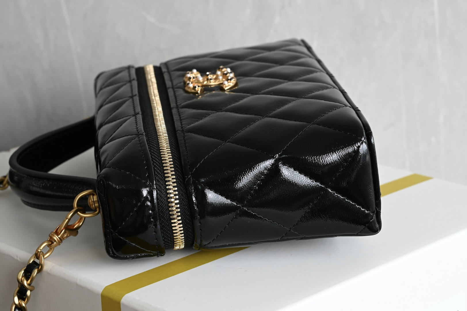 白金版▪️正品级 包装如图全新到货🆕𝗖𝗵𝗮𝗻𝗲𝟭 𝟮𝟲𝗖系列珍珠花扣𝗟𝗣饭盒包♥ 专柜售价𝟤𝟫𝟪𝟢𝟢𝗋𝗆