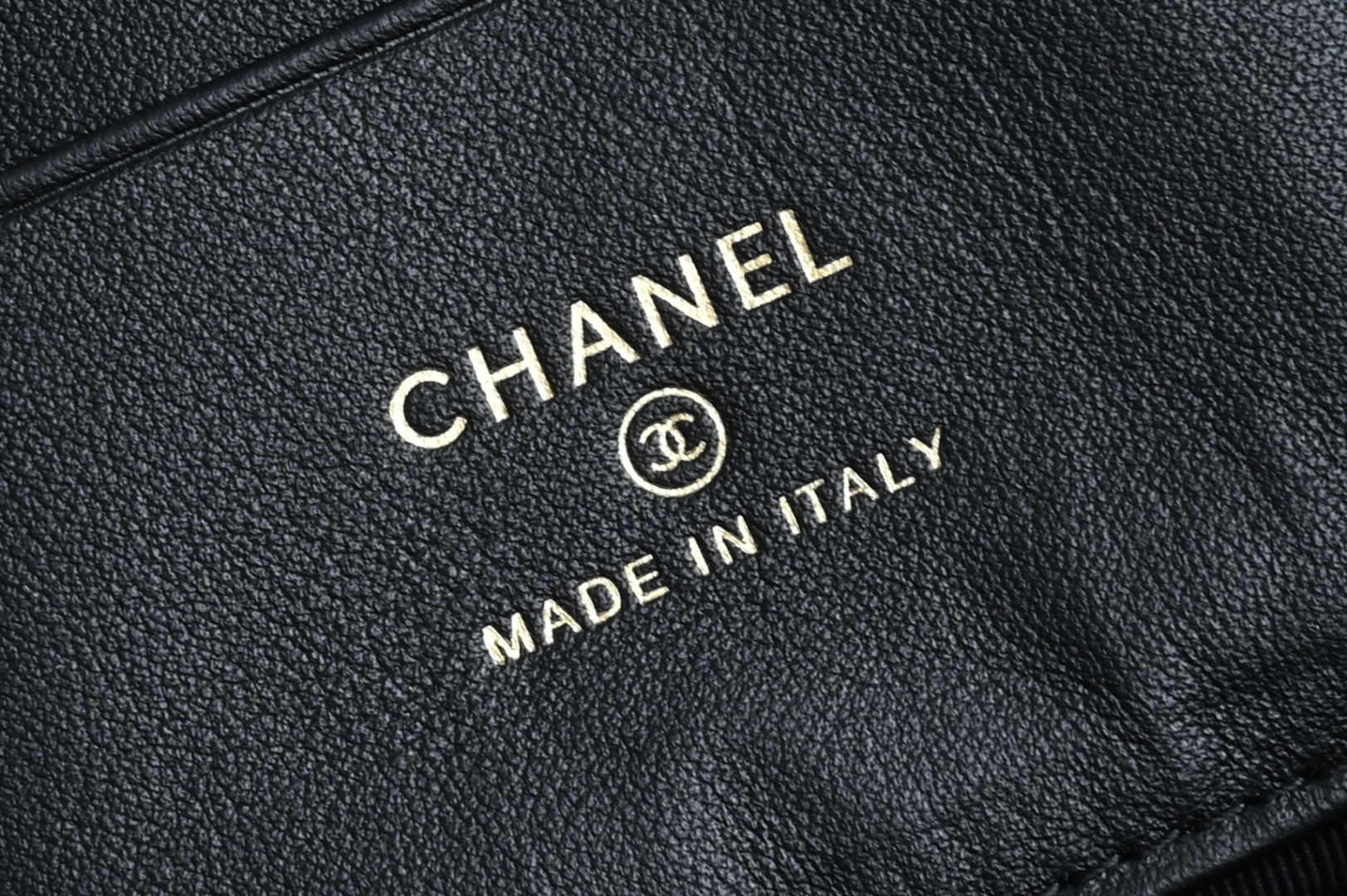 白金版▪️正品级 包装如图全新到货🆕𝗖𝗵𝗮𝗻𝗲𝟭 𝟮𝟲𝗖系列珍珠花扣𝗟𝗣饭盒包♥ 专柜售价𝟤𝟫𝟪𝟢𝟢𝗋𝗆