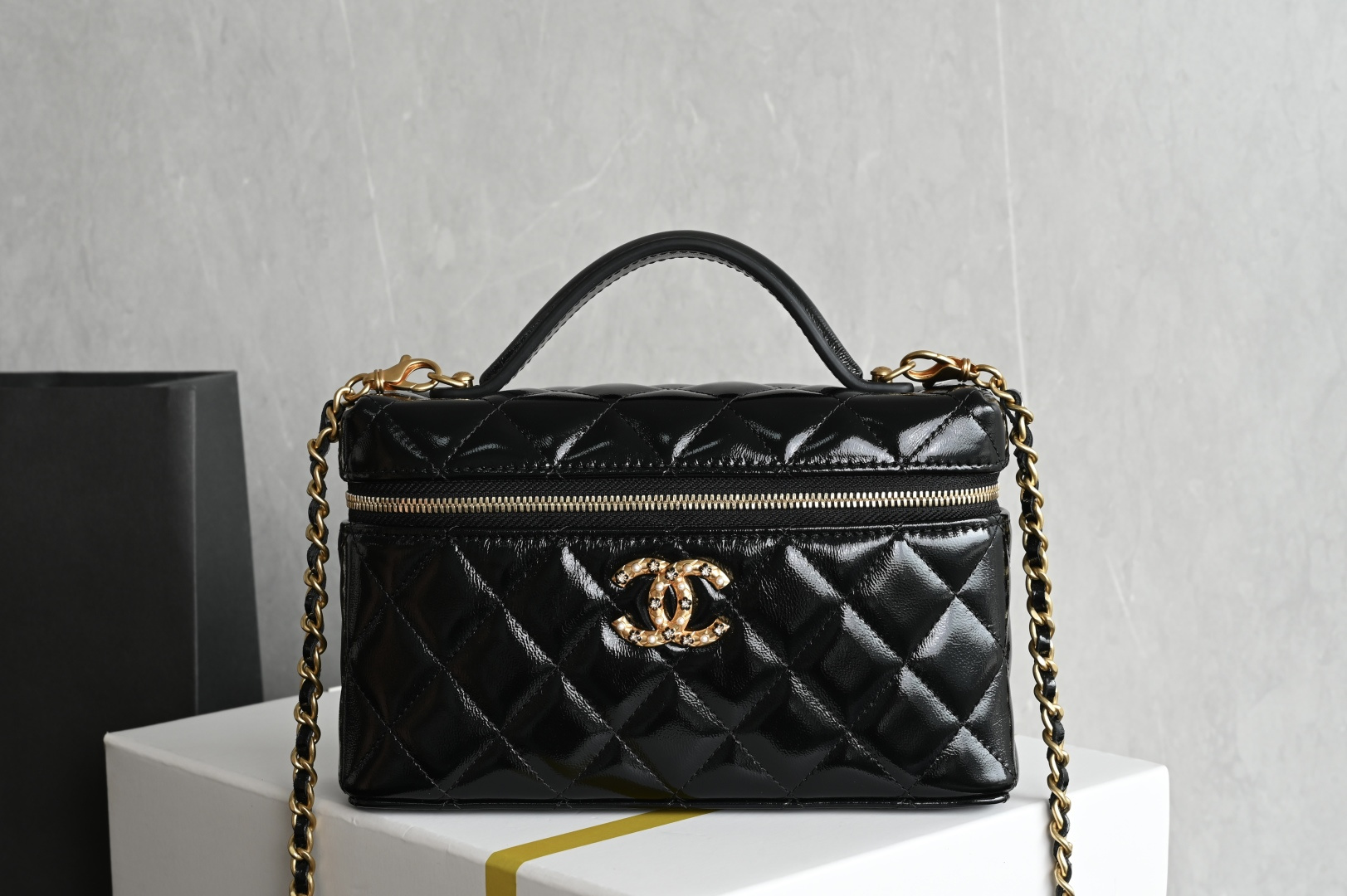 白金版▪️正品级 包装如图全新到货🆕𝗖𝗵𝗮𝗻𝗲𝟭 𝟮𝟲𝗖系列珍珠花扣𝗟𝗣饭盒包♥ 专柜售价𝟤𝟫𝟪𝟢𝟢𝗋𝗆