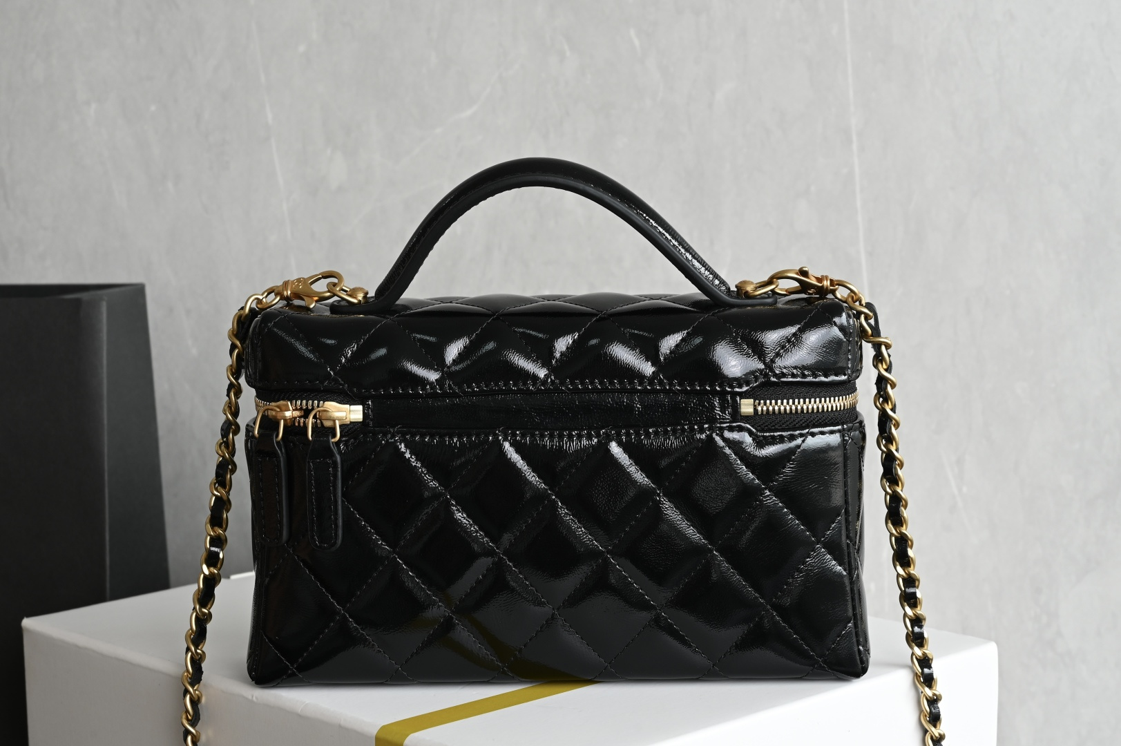 白金版▪️正品级 包装如图全新到货🆕𝗖𝗵𝗮𝗻𝗲𝟭 𝟮𝟲𝗖系列珍珠花扣𝗟𝗣饭盒包♥ 专柜售价𝟤𝟫𝟪𝟢𝟢𝗋𝗆