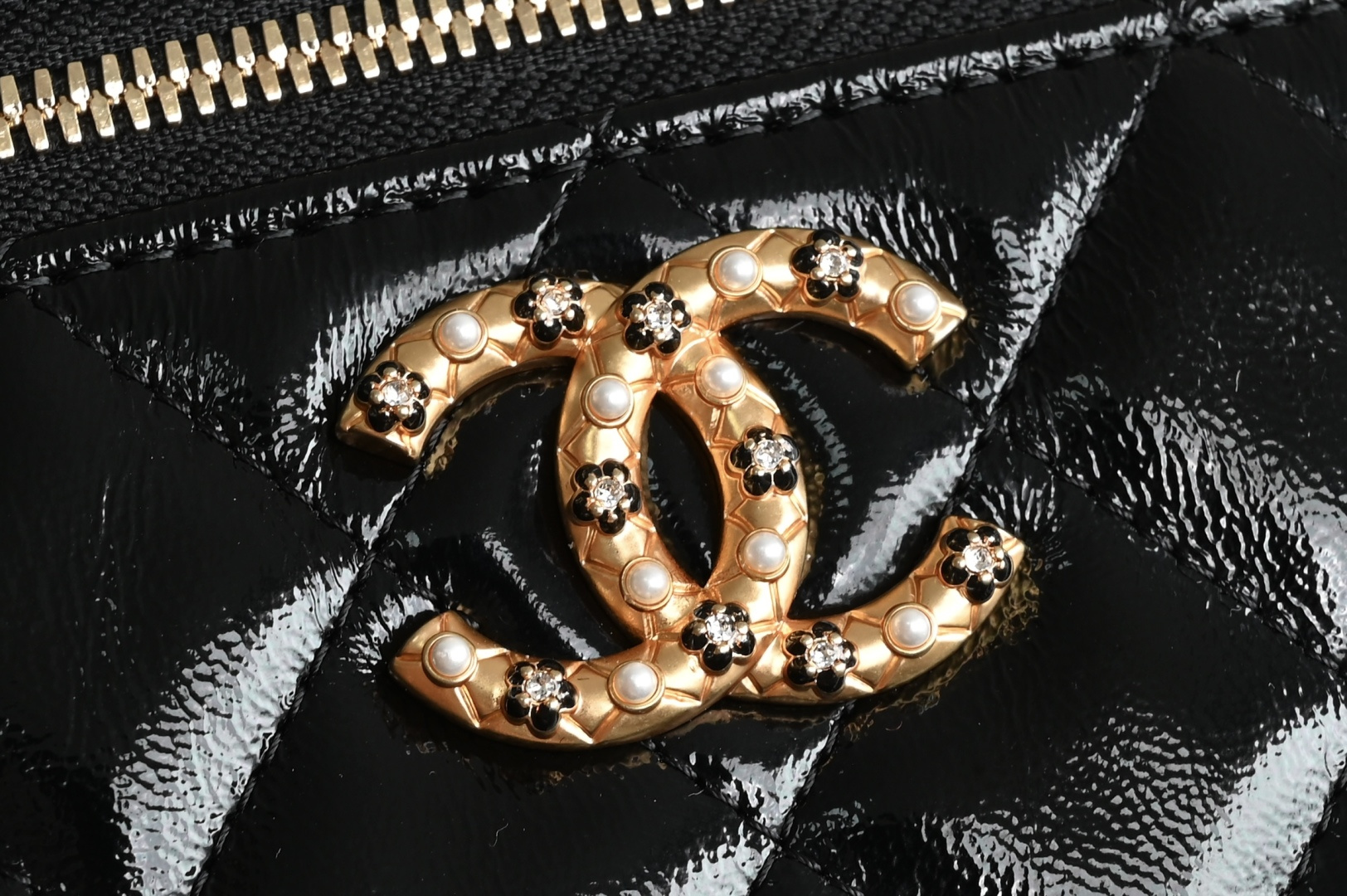 白金版▪️正品级 包装如图全新到货🆕𝗖𝗵𝗮𝗻𝗲𝟭 𝟮𝟲𝗖系列珍珠花扣𝗟𝗣饭盒包♥ 专柜售价𝟤𝟫𝟪𝟢𝟢𝗋𝗆