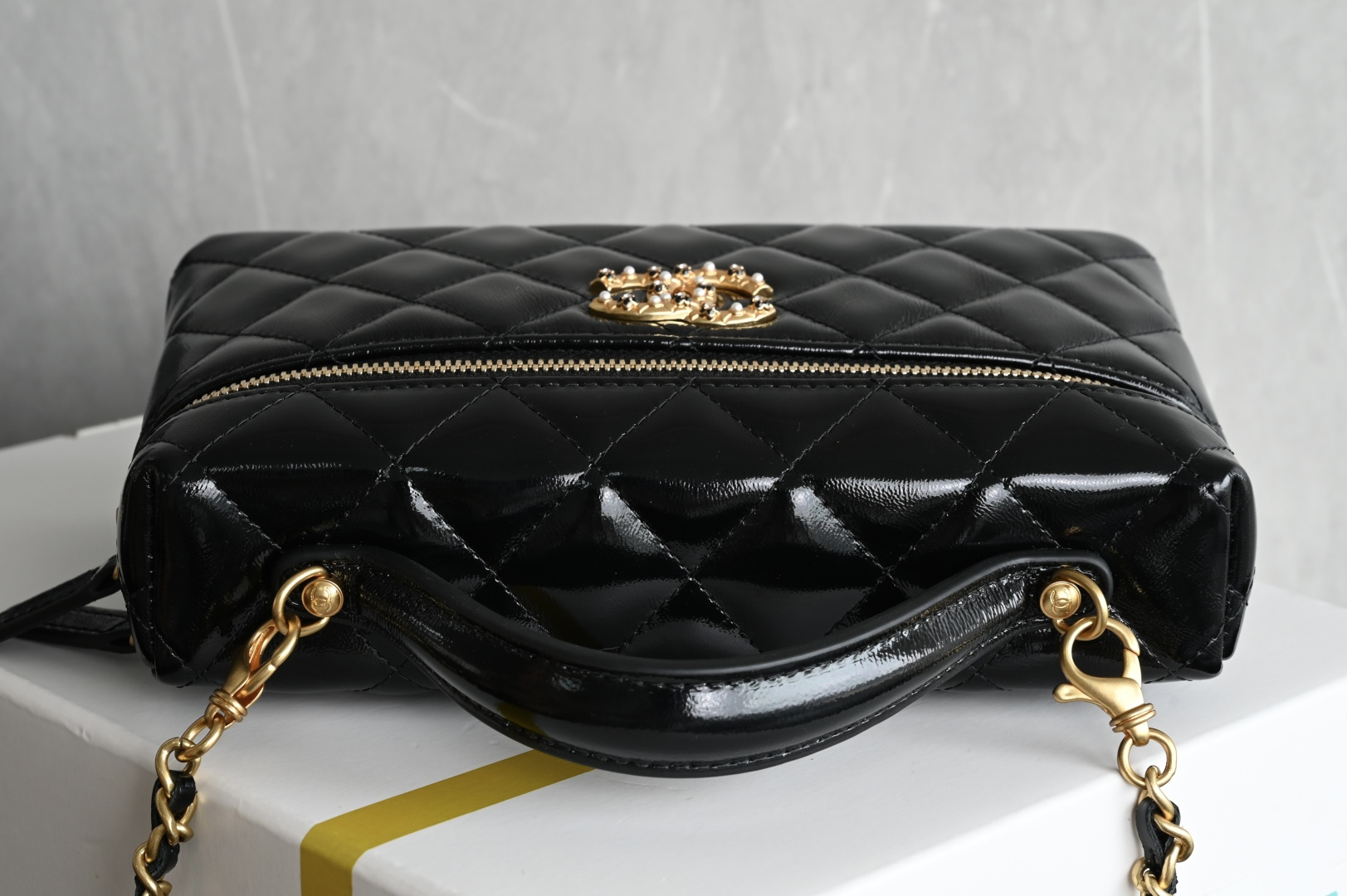 白金版▪️正品级 包装如图全新到货🆕𝗖𝗵𝗮𝗻𝗲𝟭 𝟮𝟲𝗖系列珍珠花扣𝗟𝗣饭盒包♥ 专柜售价𝟤𝟫𝟪𝟢𝟢𝗋𝗆