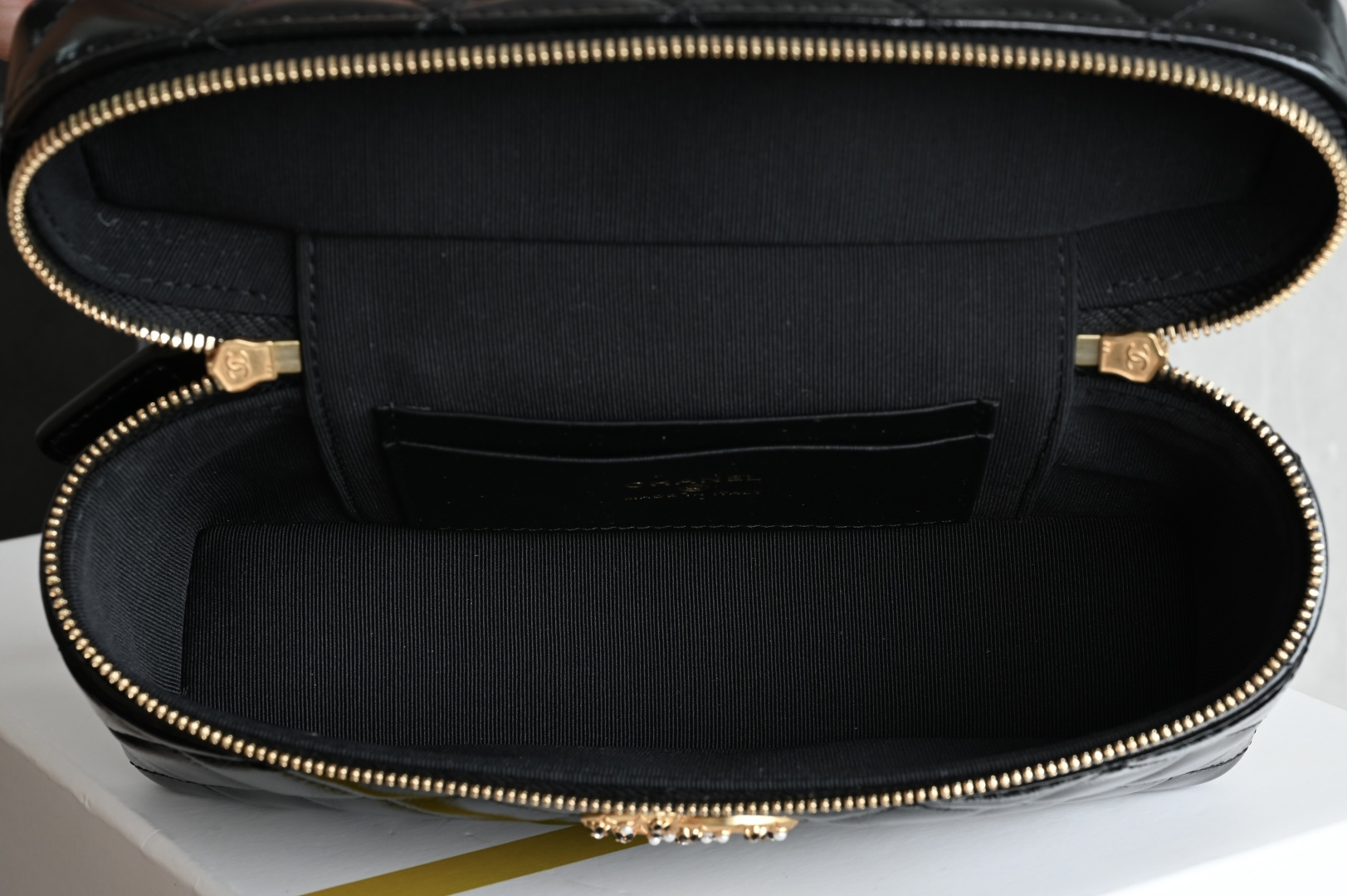 白金版▪️正品级 包装如图全新到货🆕𝗖𝗵𝗮𝗻𝗲𝟭 𝟮𝟲𝗖系列珍珠花扣𝗟𝗣饭盒包♥ 专柜售价𝟤𝟫𝟪𝟢𝟢𝗋𝗆