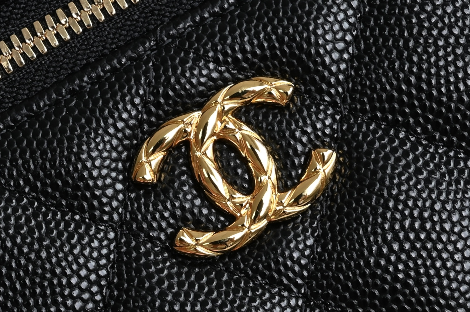 白金版▪️正品级 包装如图全新到货🆕𝗖𝗵𝗮𝗻𝗲𝟭 𝟮𝟲𝗖系列浮雕扣 𝗟𝗣饭盒包♥ 专柜售价𝟤𝟫𝟪𝟢𝟢𝗋𝗆