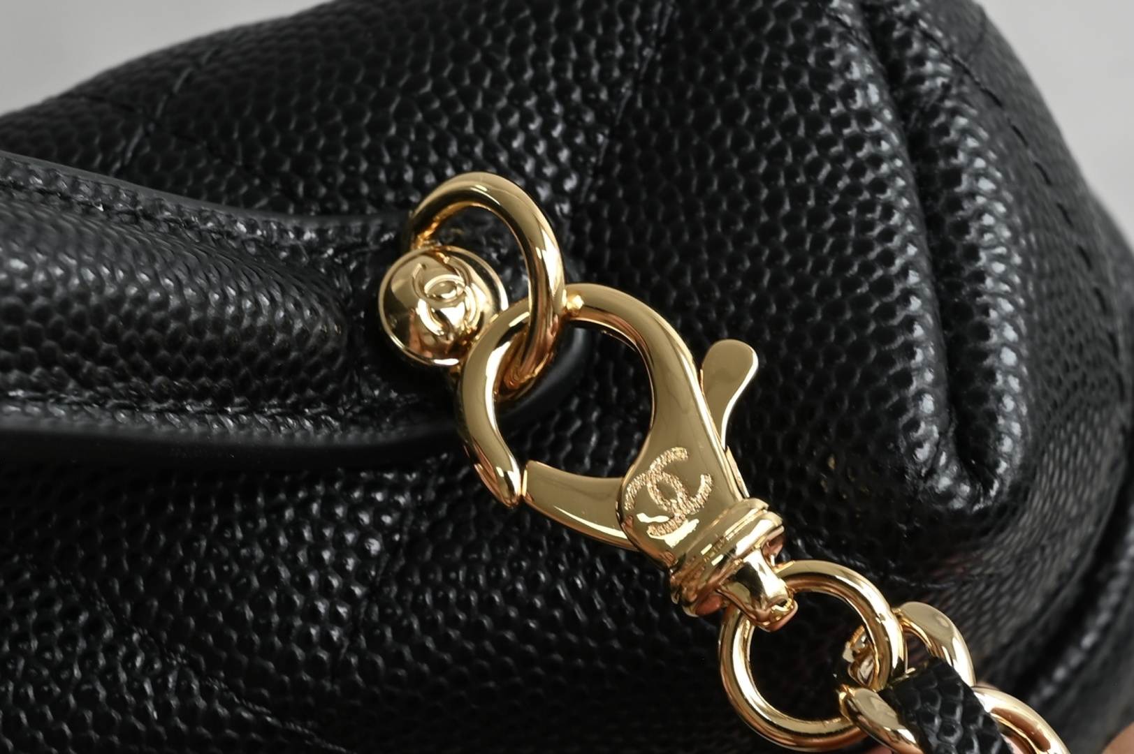 白金版▪️正品级 包装如图全新到货🆕𝗖𝗵𝗮𝗻𝗲𝟭 𝟮𝟲𝗖系列浮雕扣 𝗟𝗣饭盒包♥ 专柜售价𝟤𝟫𝟪𝟢𝟢𝗋𝗆