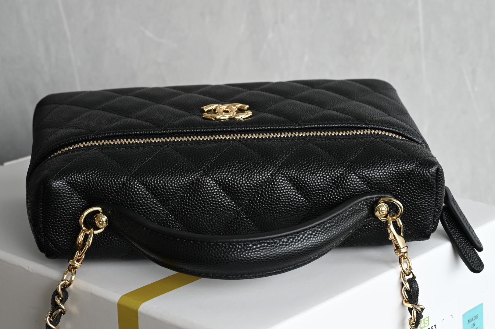 白金版▪️正品级 包装如图全新到货🆕𝗖𝗵𝗮𝗻𝗲𝟭 𝟮𝟲𝗖系列浮雕扣 𝗟𝗣饭盒包♥ 专柜售价𝟤𝟫𝟪𝟢𝟢𝗋𝗆