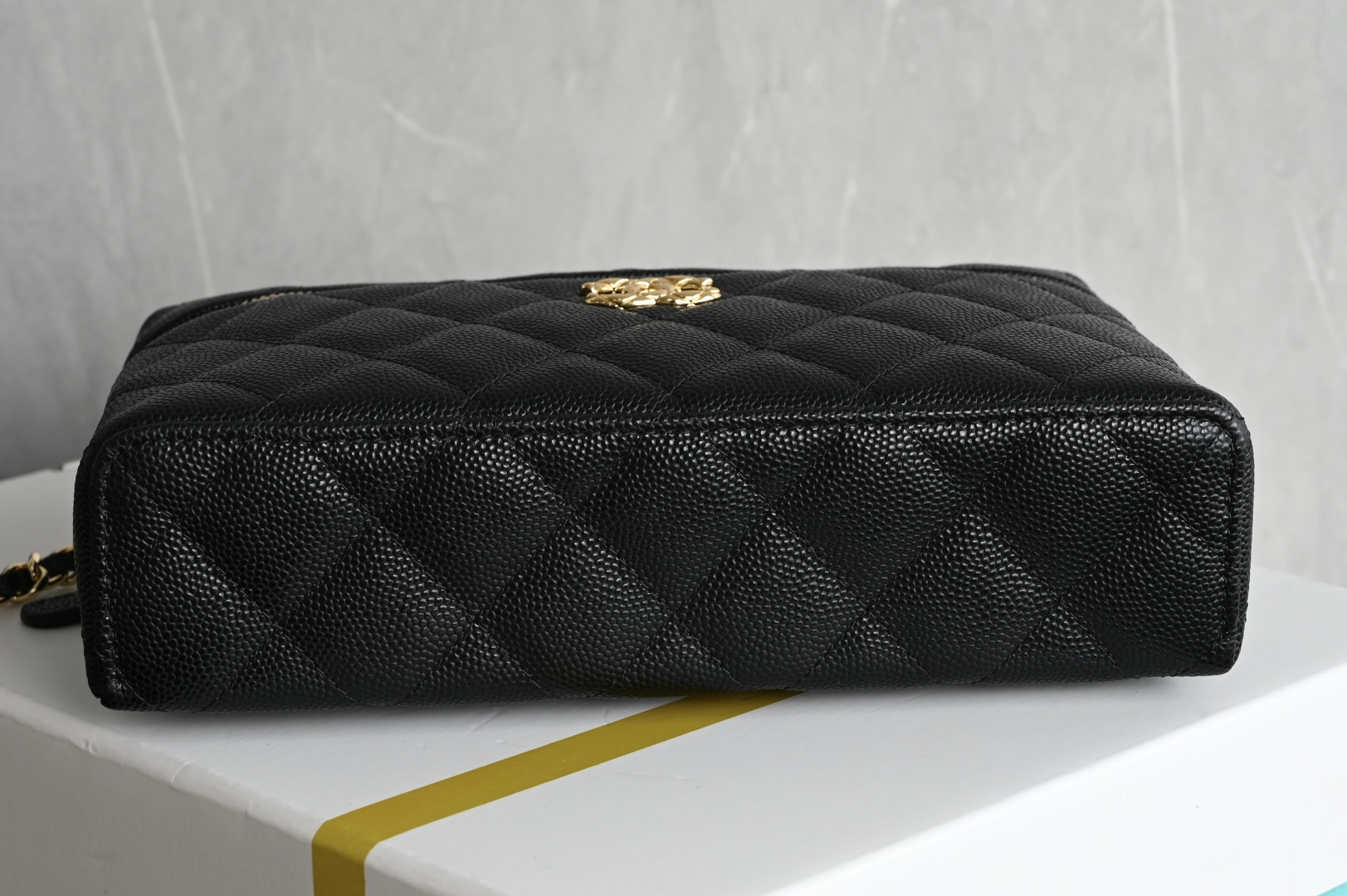 白金版▪️正品级 包装如图全新到货🆕𝗖𝗵𝗮𝗻𝗲𝟭 𝟮𝟲𝗖系列浮雕扣 𝗟𝗣饭盒包♥ 专柜售价𝟤𝟫𝟪𝟢𝟢𝗋𝗆