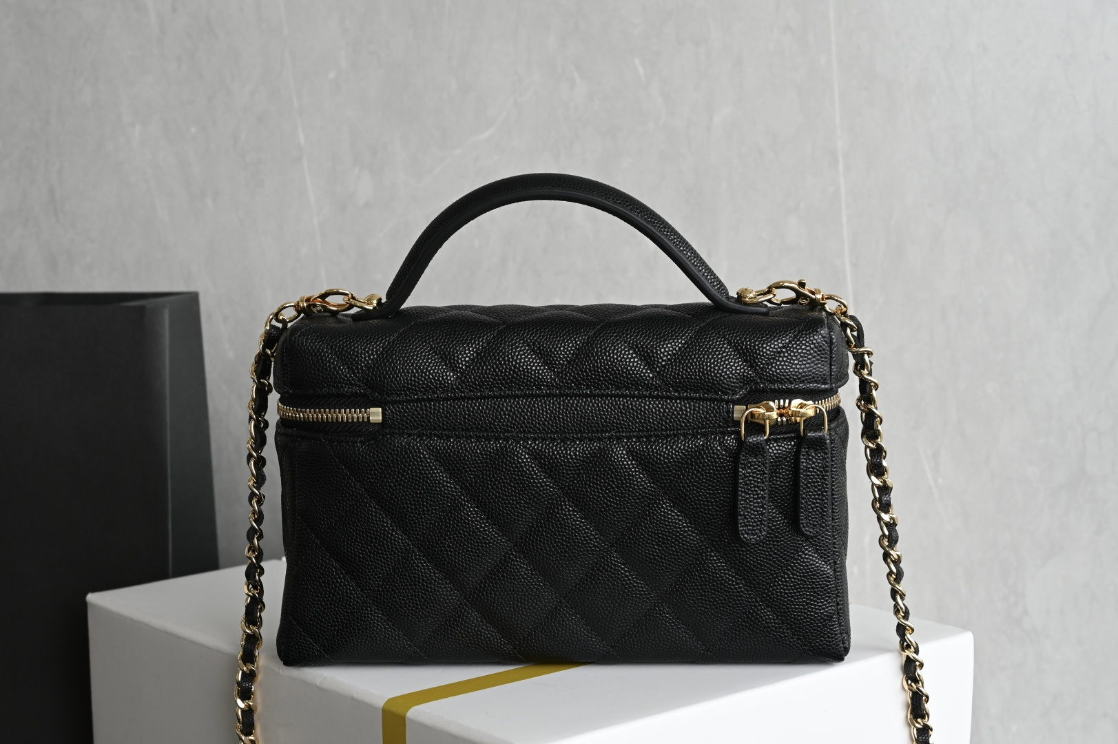 白金版▪️正品级 包装如图全新到货🆕𝗖𝗵𝗮𝗻𝗲𝟭 𝟮𝟲𝗖系列浮雕扣 𝗟𝗣饭盒包♥ 专柜售价𝟤𝟫𝟪𝟢𝟢𝗋𝗆