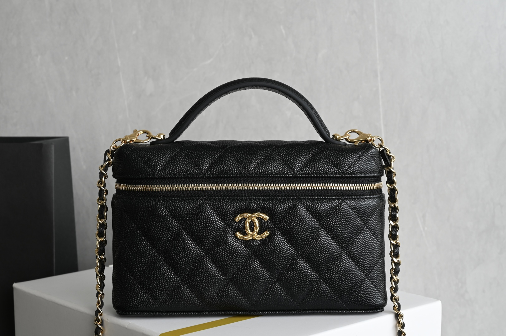 白金版▪️正品级 包装如图全新到货🆕𝗖𝗵𝗮𝗻𝗲𝟭 𝟮𝟲𝗖系列浮雕扣 𝗟𝗣饭盒包♥ 专柜售价𝟤𝟫𝟪𝟢𝟢𝗋𝗆