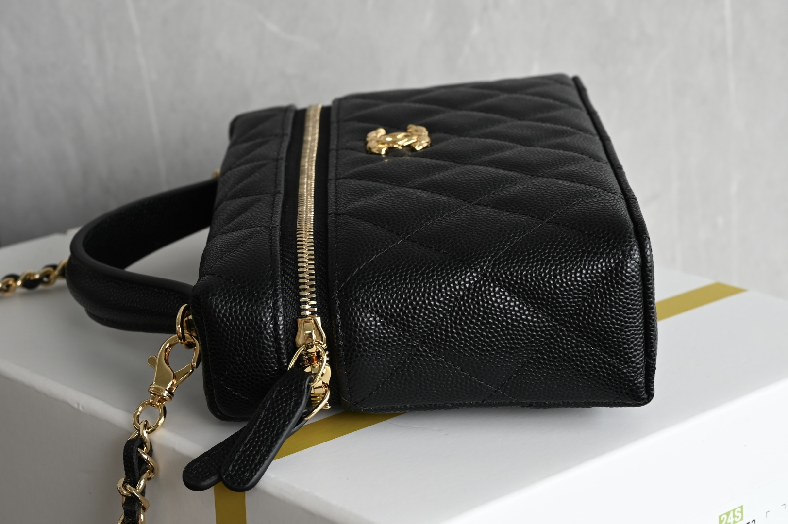 白金版▪️正品级 包装如图全新到货🆕𝗖𝗵𝗮𝗻𝗲𝟭 𝟮𝟲𝗖系列浮雕扣 𝗟𝗣饭盒包♥ 专柜售价𝟤𝟫𝟪𝟢𝟢𝗋𝗆