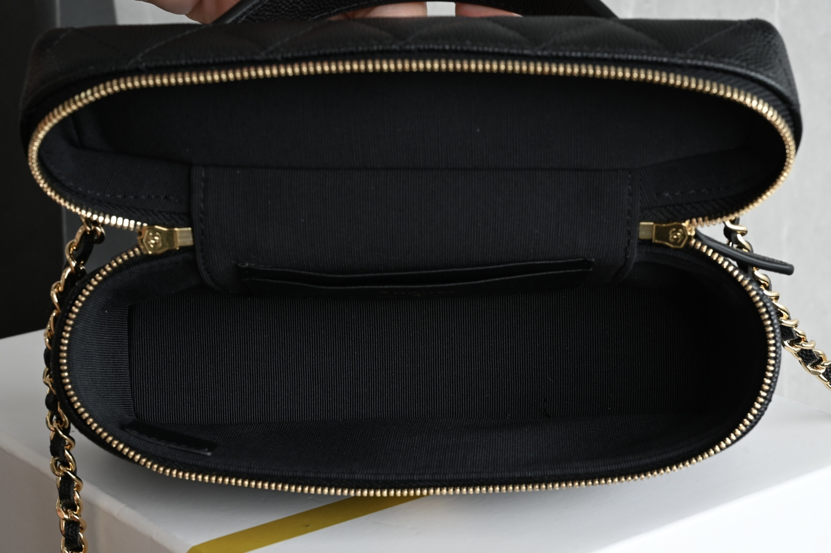 白金版▪️正品级 包装如图全新到货🆕𝗖𝗵𝗮𝗻𝗲𝟭 𝟮𝟲𝗖系列浮雕扣 𝗟𝗣饭盒包♥ 专柜售价𝟤𝟫𝟪𝟢𝟢𝗋𝗆