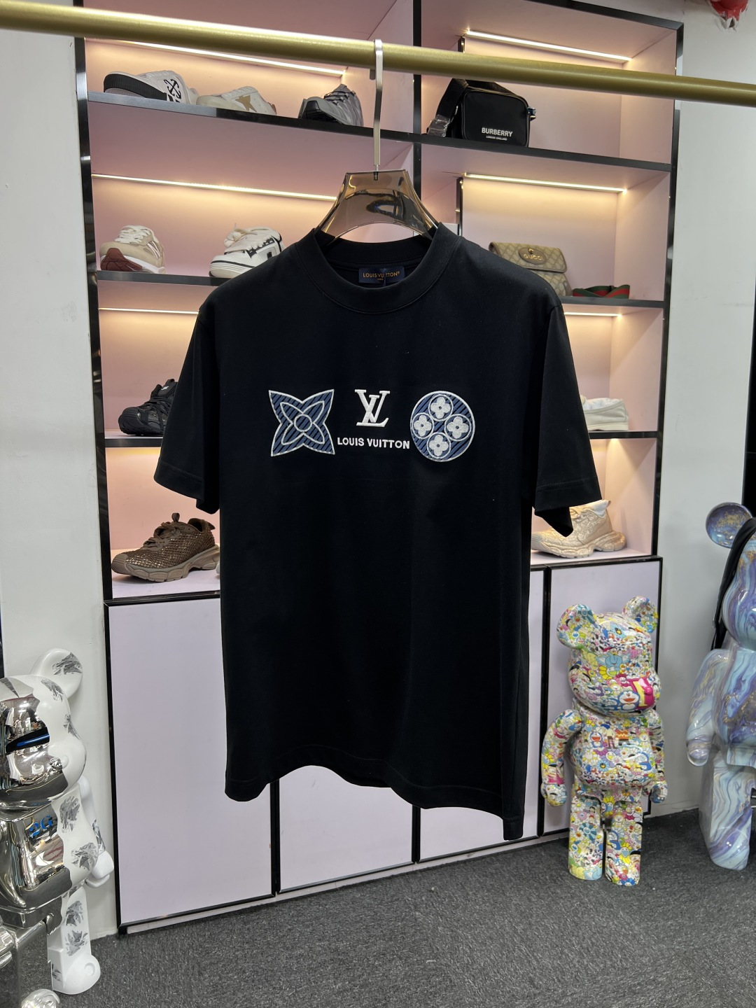 NO:149698,LV 2025 summer new men and women's short-sleeved T-shirt,!  Customized exclusive pure cotton fabric, customized original craft threads, and chest heavy-work letter logo craft design!  Simple and generous, calm and versatile, extremely high-end, perfectly integrated with fashion and style, a top fashionable style that perfectly suits the outside wear!  The overall feeling is natural!  The ultimate classic versatile short-sleeved T-shirt is designed with the latest three-dimensional letter logo pattern elements!  The ultimate perfection of heavy industry!  Fans who pursue high quality are please buy them by themselves, and all fans who know the goods are invited to appreciate this model together!  !  Size S-2XL S S S Shoulder Width 46 Bust 102 Clothes 66 Sleeve length 22 M Sleeve width 47 Bust 106 Clothes 67 Sleeve length 23 L Sleeve width 48 Bust 110 Clothes 68 Sleeve length 24 XL Sleeve width 49 Bust 114 Clothes 69 Sleeve length 25 2XL Sleeve width 50 Bust 116 Clothes 70 Sleeve length 26,,louis vuitton,T-shirt,tees,t-shirt,alexander wang19860909LV 2025夏装新款男女同款短袖T恤,！定制专属纯棉面料,定制原版工艺螺纹,胸前重工字母logo工艺设计！简约大方,从容百搭,档次极高,完美融入时尚还有风情感一款完美符合外穿的顶尖时髦气质款！整体给人浑然天成的感觉！极致经典的百搭型短袖T恤,采用最新的立体字母logo图案元素设计！极致的重工极致的完美！追求高品质的粉丝们请自行抢购,诚邀所有识货的粉丝一同鉴赏此款！！ 尺码S-2XL S码肩宽46 胸围102 衣长66 袖长22 M码肩宽47 胸围106 衣长67 袖长23 L码肩宽48 胸围110 衣长68 袖长24 XL码肩宽49 胸围114 衣长69 袖长25 2XL码肩宽50 胸围116 衣长70 袖长26,,louis vuitton,T-shirt,tees，t-shirt,alexander wang,Men's clothing