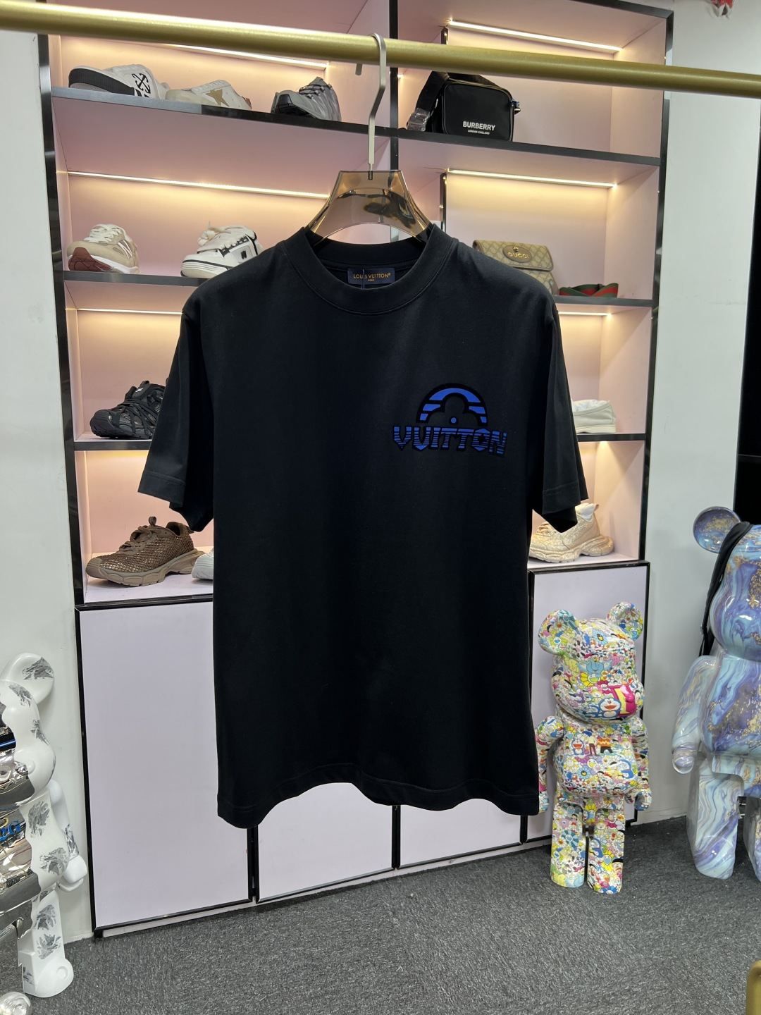 NO:149705,LV 2025 summer new men and women's short-sleeved T-shirt,!  Customized exclusive pure cotton fabric, customized original craft threads, and chest heavy-work letter logo craft design!  Simple and generous, calm and versatile, extremely high-end, perfectly integrated with fashion and style, a top fashionable style that perfectly suits the outside wear!  The overall feeling is natural!  The ultimate classic versatile short-sleeved T-shirt is designed with the latest three-dimensional letter logo pattern elements!  The ultimate perfection of heavy industry!  Fans who pursue high quality are please buy them by themselves, and all fans who know the goods are invited to appreciate this model together!  !  Size S-2XL S S S Shoulder Width 46 Bust 102 Clothes 66 Sleeve length 22 M Sleeve width 47 Bust 106 Clothes 67 Sleeve length 23 L Sleeve width 48 Bust 110 Clothes 68 Sleeve length 24 XL Sleeve width 49 Bust 114 Clothes 69 Sleeve length 25 2XL Sleeve width 50 Bust 116 Clothes 70 Sleeve length 26,,louis vuitton,T-shirt,tees,t-shirt,alexander wang19860909LV 2025夏装新款男女同款短袖T恤,！定制专属纯棉面料,定制原版工艺螺纹,胸前重工字母logo工艺设计！简约大方,从容百搭,档次极高,完美融入时尚还有风情感一款完美符合外穿的顶尖时髦气质款！整体给人浑然天成的感觉！极致经典的百搭型短袖T恤,采用最新的立体字母logo图案元素设计！极致的重工极致的完美！追求高品质的粉丝们请自行抢购,诚邀所有识货的粉丝一同鉴赏此款！！ 尺码S-2XL S码肩宽46 胸围102 衣长66 袖长22 M码肩宽47 胸围106 衣长67 袖长23 L码肩宽48 胸围110 衣长68 袖长24 XL码肩宽49 胸围114 衣长69 袖长25 2XL码肩宽50 胸围116 衣长70 袖长26,,louis vuitton,T-shirt,tees，t-shirt,alexander wang,Men's clothing