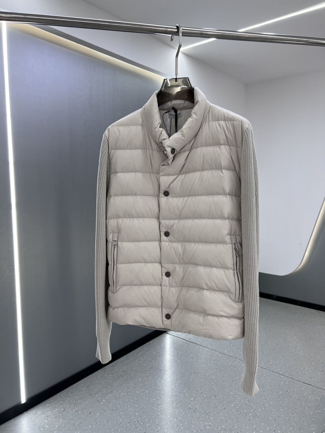 羽绒服 MONCLER 蒙口 25年冬季新款立领开衫外套专柜同款羽绒拼接针织毛衣，搭配填充羽绒轻松打造造