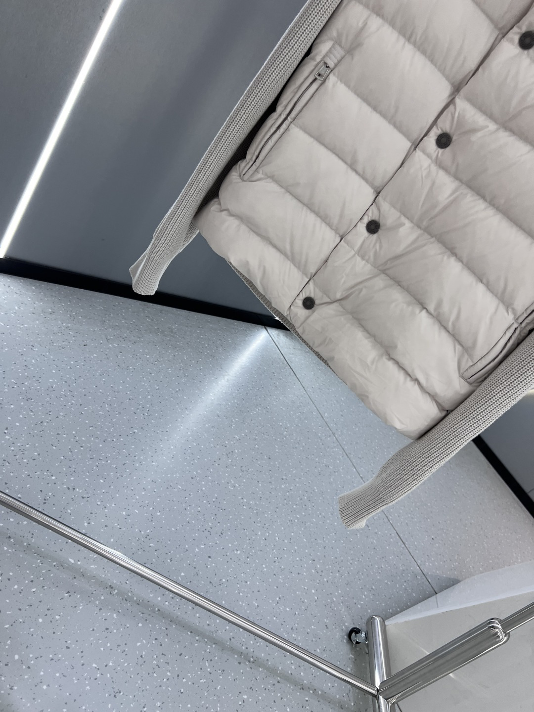 羽绒服 MONCLER 蒙口 25年冬季新款立领开衫外套专柜同款羽绒拼接针织毛衣，搭配填充羽绒轻松打造造