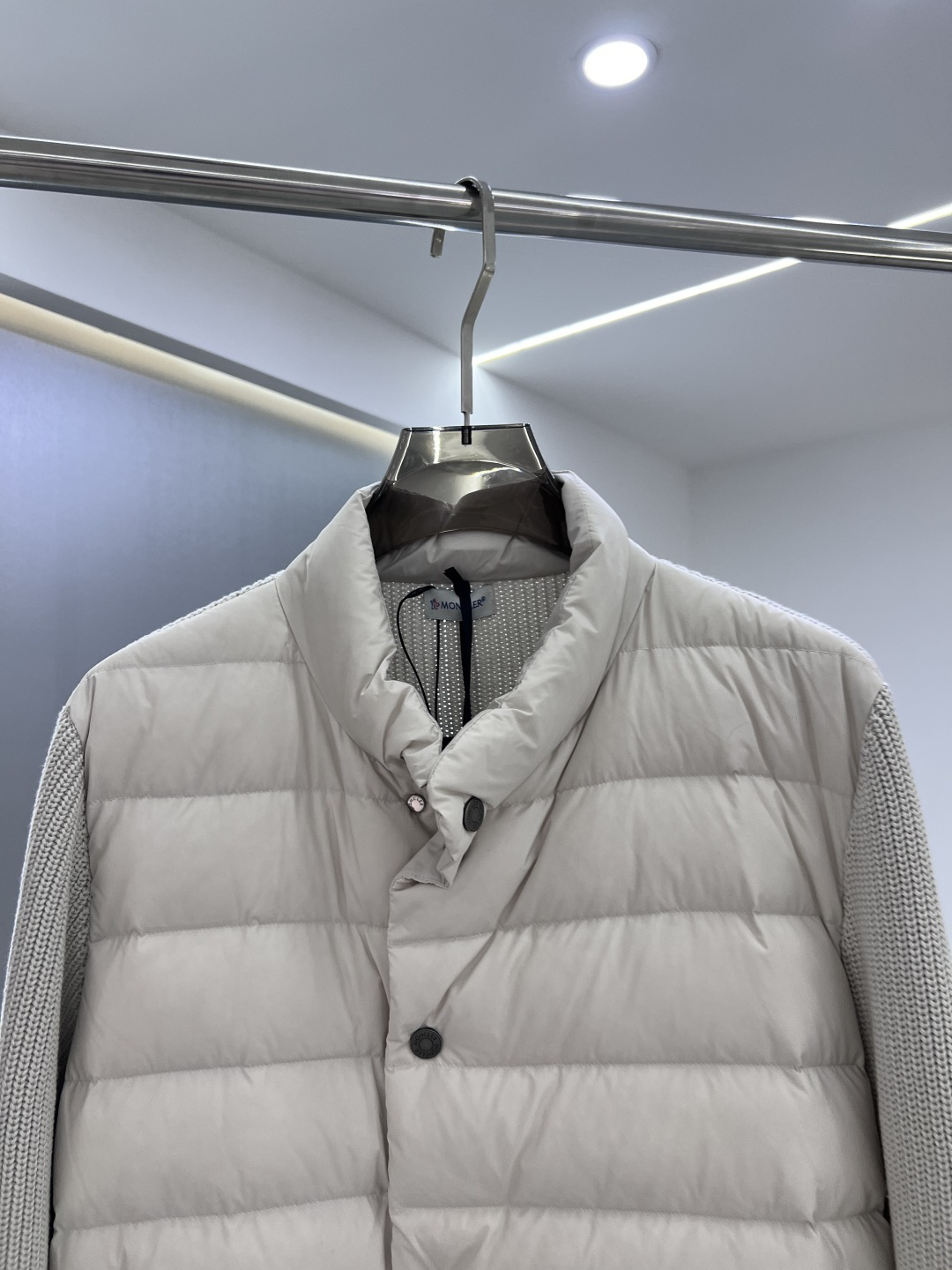 羽绒服 MONCLER 蒙口 25年冬季新款立领开衫外套专柜同款羽绒拼接针织毛衣，搭配填充羽绒轻松打造造