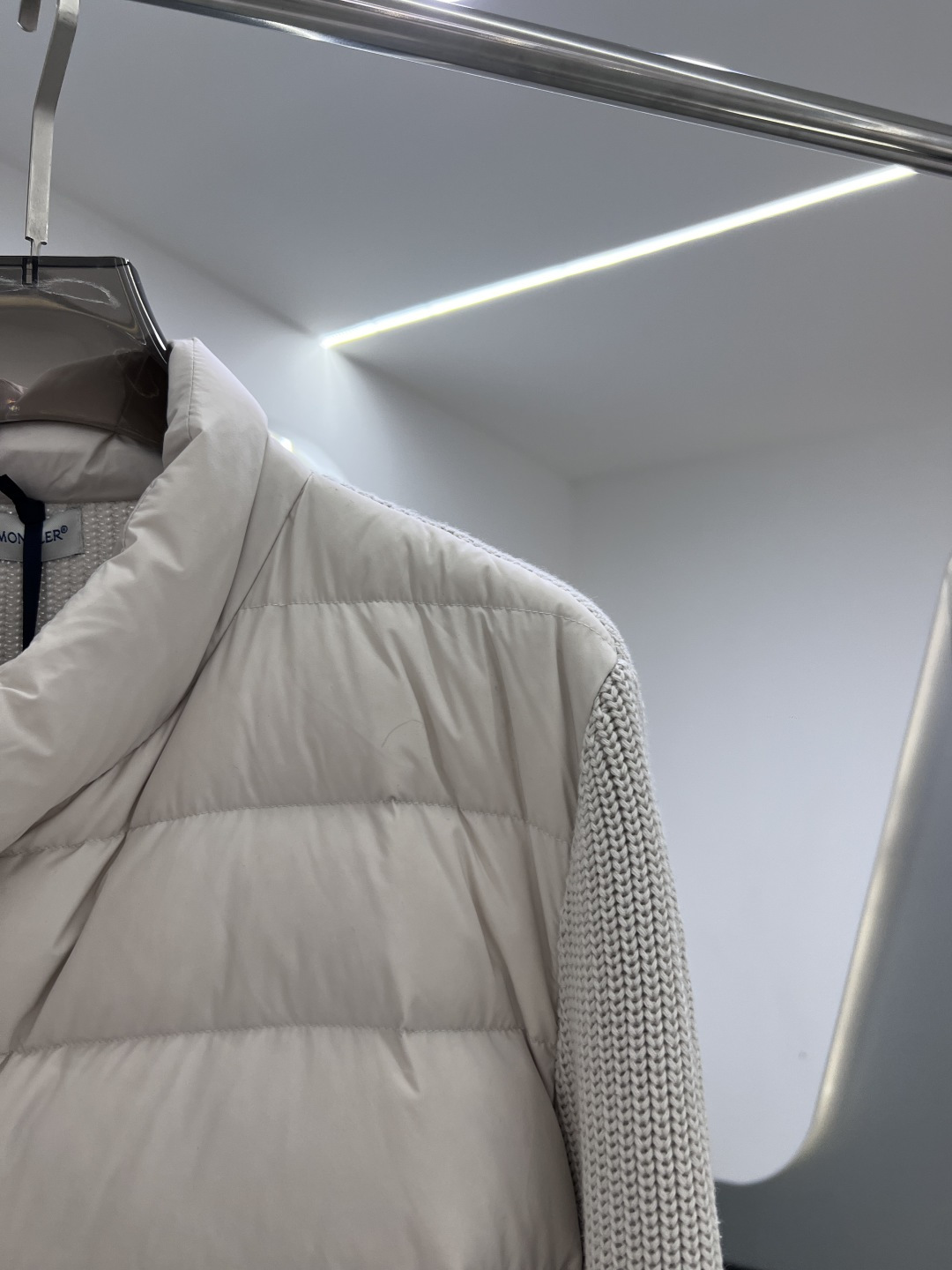 羽绒服 MONCLER 蒙口 25年冬季新款立领开衫外套专柜同款羽绒拼接针织毛衣，搭配填充羽绒轻松打造造