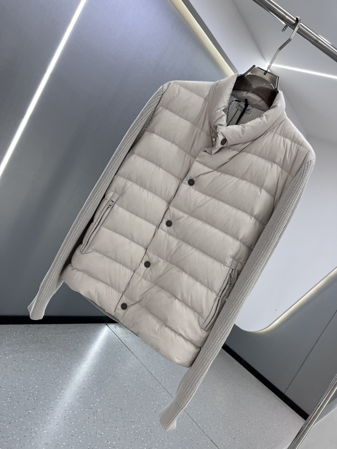 羽绒服 MONCLER 蒙口 25年冬季新款立领开衫外套专柜同款羽绒拼接针织毛衣，搭配填充羽绒轻松打造造