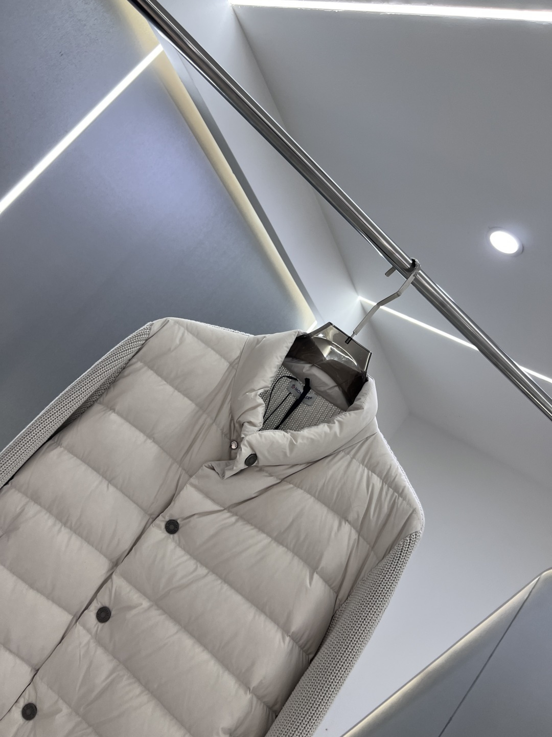 羽绒服 MONCLER 蒙口 25年冬季新款立领开衫外套专柜同款羽绒拼接针织毛衣，搭配填充羽绒轻松打造造