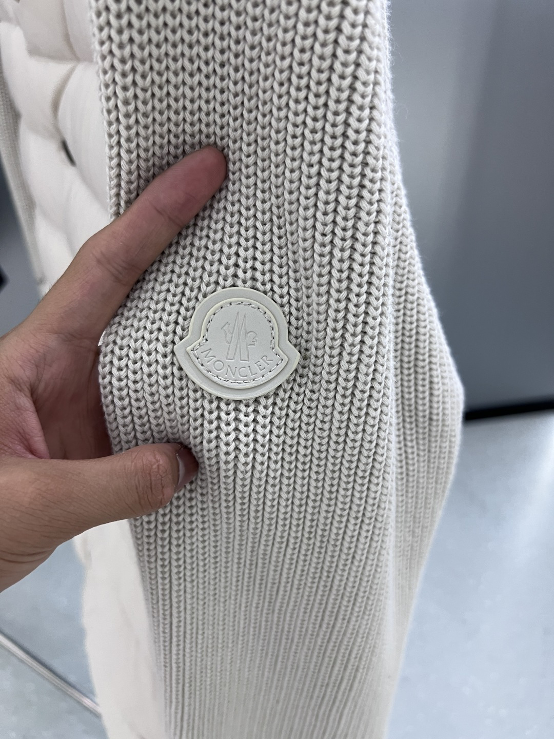 羽绒服 MONCLER 蒙口 25年冬季新款立领开衫外套专柜同款羽绒拼接针织毛衣，搭配填充羽绒轻松打造造