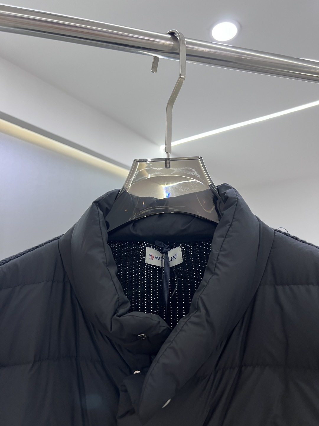 羽绒服 MONCLER 蒙口 25年冬季新款立领开衫外套专柜同款羽绒拼接针织毛衣，搭配填充羽绒轻松打造造
