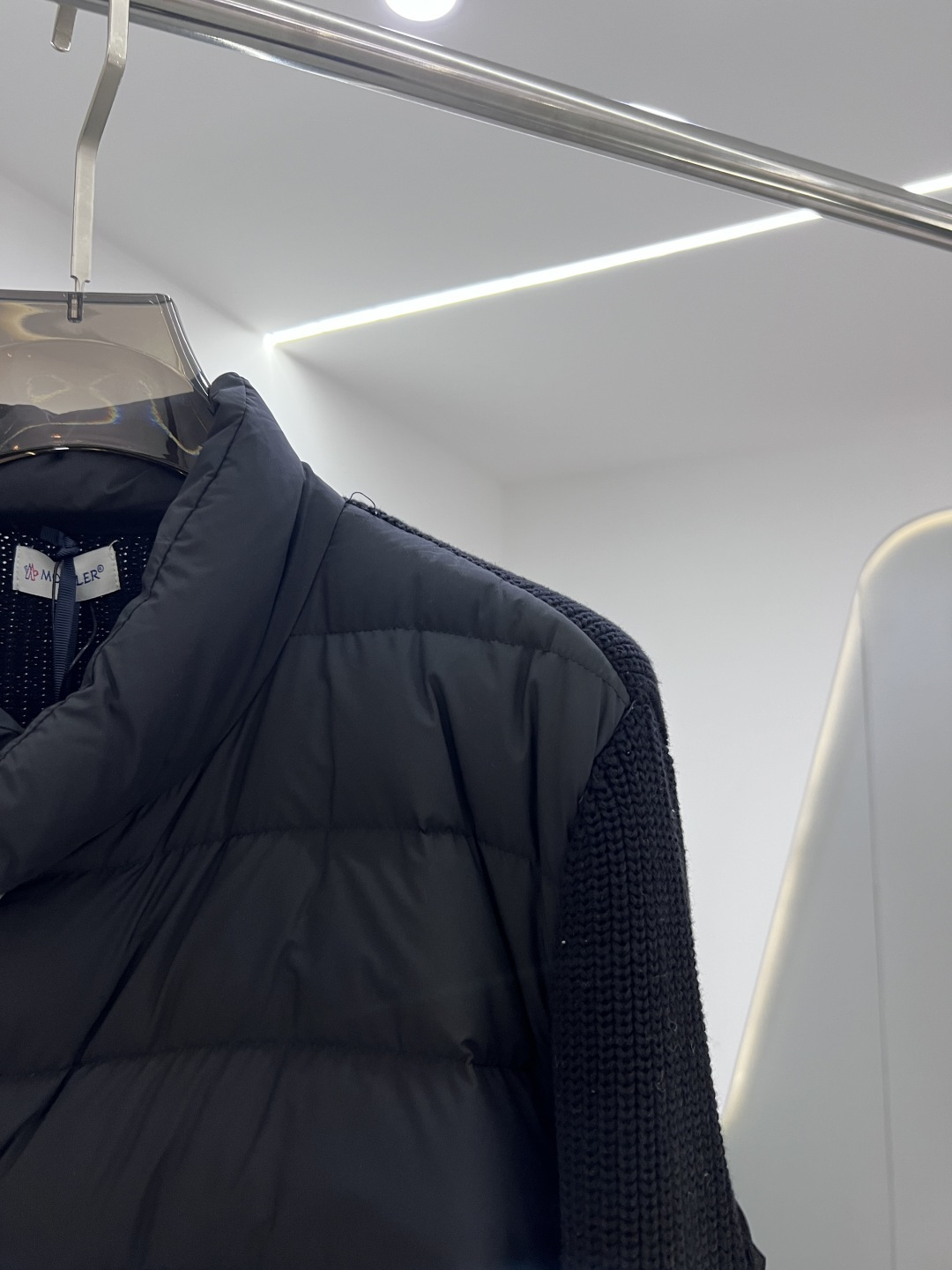 羽绒服 MONCLER 蒙口 25年冬季新款立领开衫外套专柜同款羽绒拼接针织毛衣，搭配填充羽绒轻松打造造