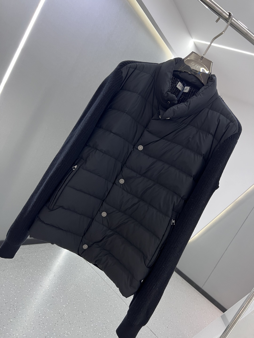 羽绒服 MONCLER 蒙口 25年冬季新款立领开衫外套专柜同款羽绒拼接针织毛衣，搭配填充羽绒轻松打造造