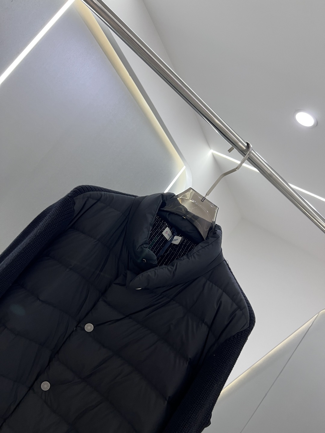 羽绒服 MONCLER 蒙口 25年冬季新款立领开衫外套专柜同款羽绒拼接针织毛衣，搭配填充羽绒轻松打造造