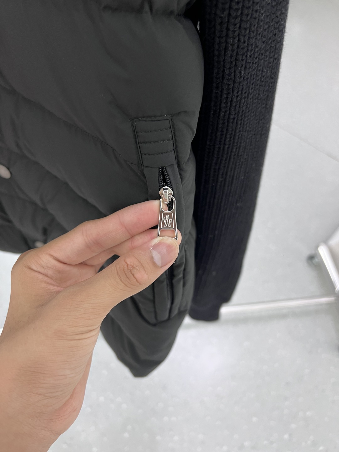 羽绒服 MONCLER 蒙口 25年冬季新款立领开衫外套专柜同款羽绒拼接针织毛衣，搭配填充羽绒轻松打造造