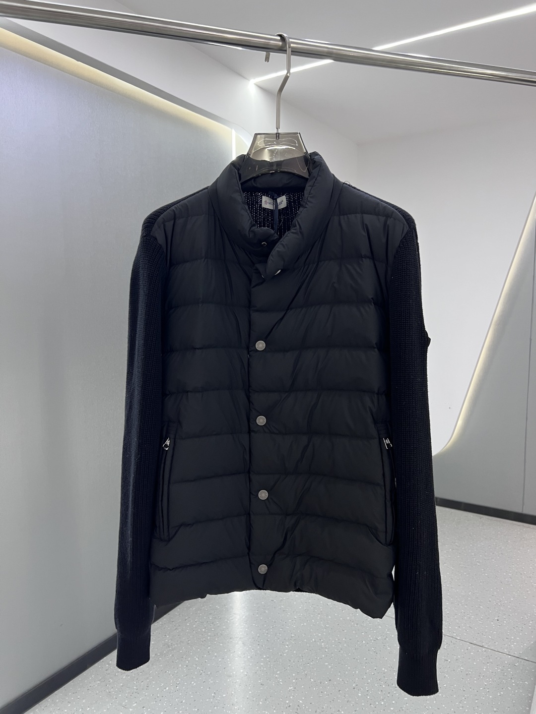 羽绒服 MONCLER 蒙口 25年冬季新款立领开衫外套专柜同款羽绒拼接针织毛衣，搭配填充羽绒轻松打造造